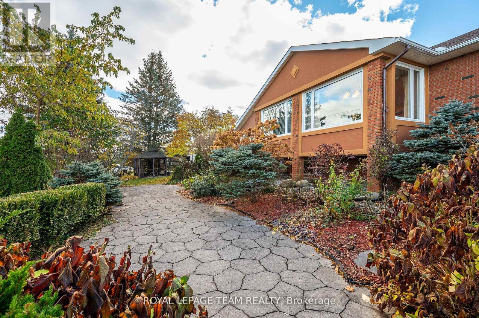 1100 Moffatt Drive, Ottawa, Ontario  K4C 1B7 - Photo 5 - X12395249