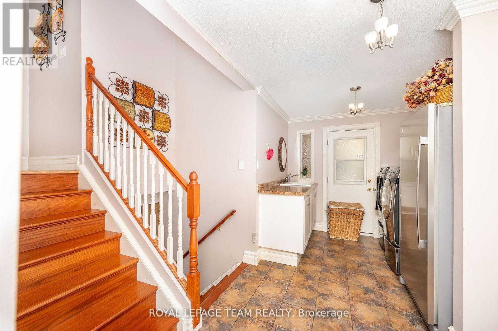 1100 Moffatt Drive, Ottawa, Ontario  K4C 1B7 - Photo 8 - X12395249