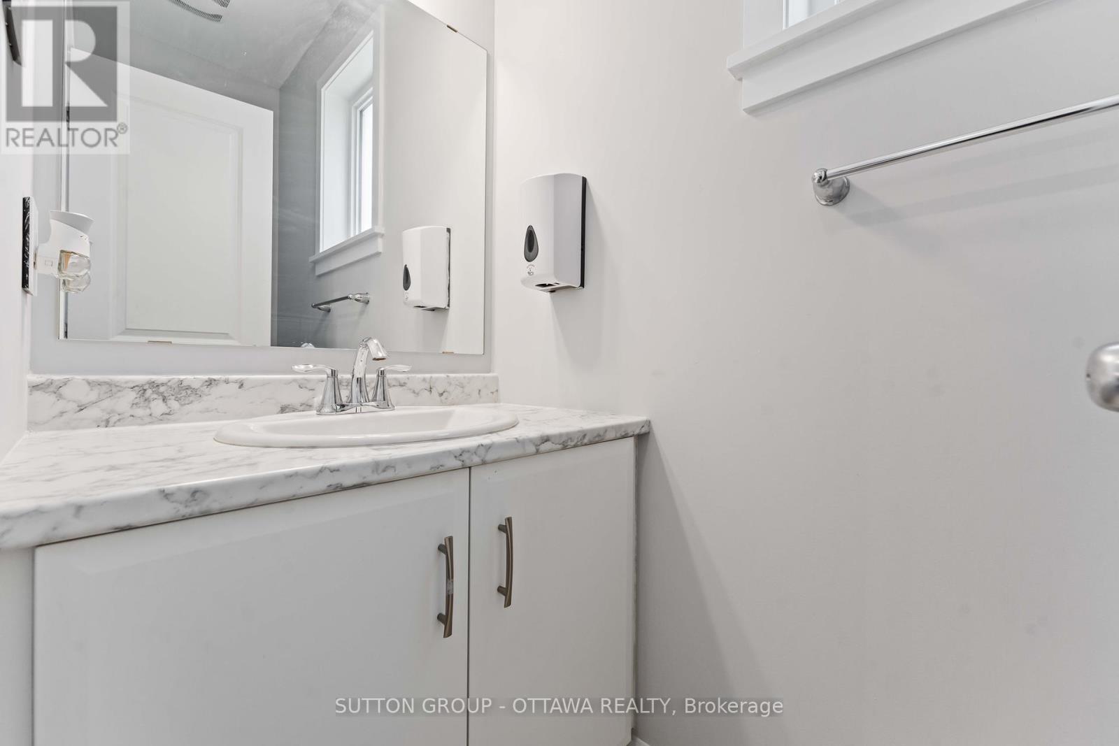 43 Aridus Crescent, Ottawa, Ontario  K2S 2L4 - Photo 4 - X12395268