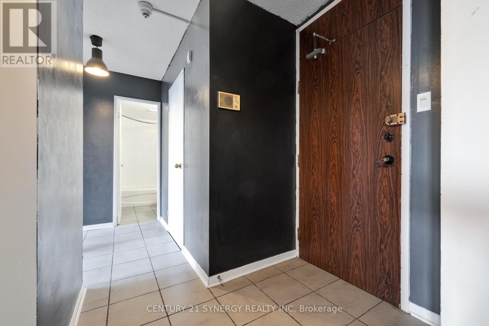 412 - 2000 Jasmine Crescent, Ottawa, Ontario  K1J 8K4 - Photo 4 - X12395352
