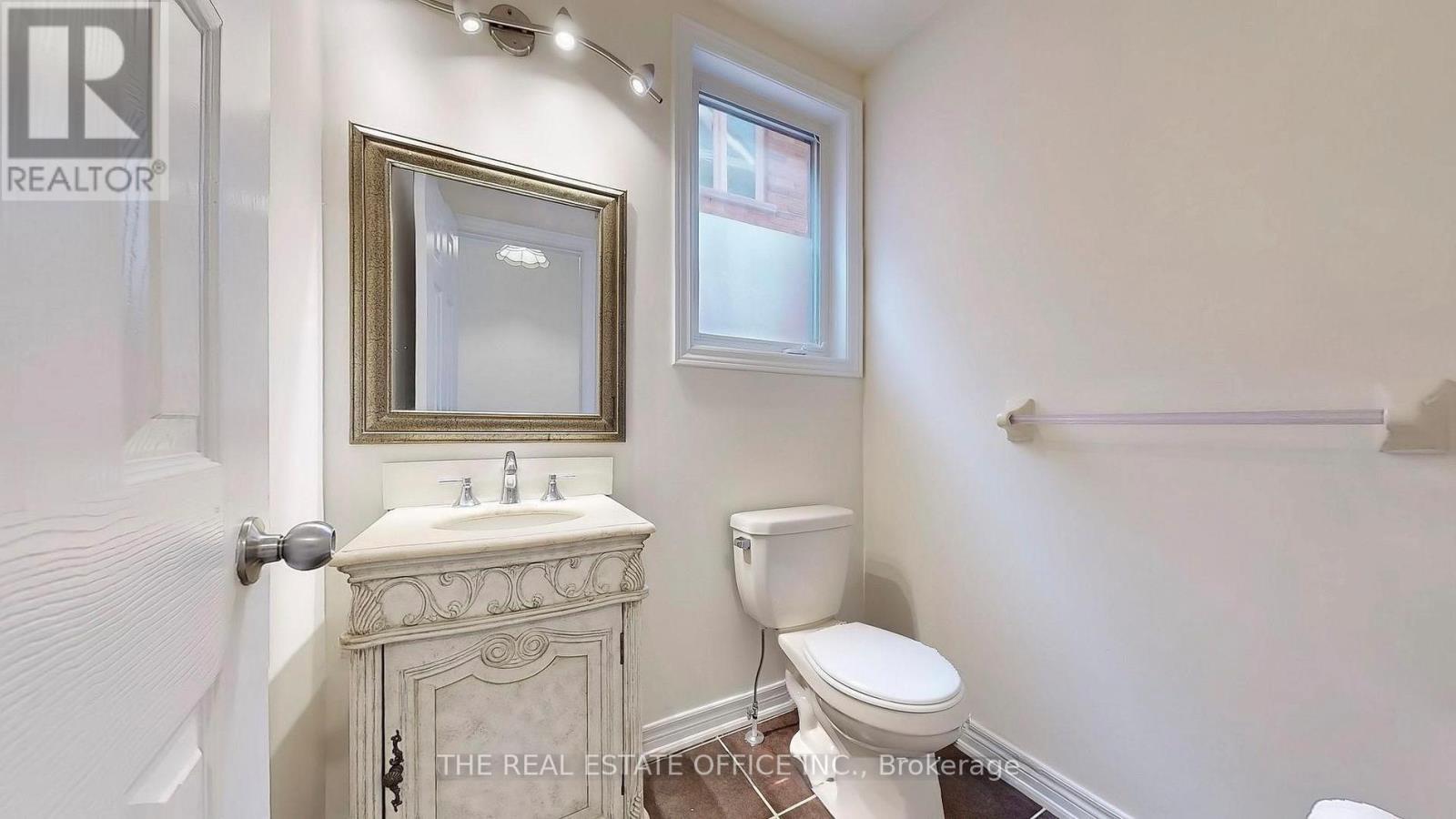 10 Betony Drive, Richmond Hill, Ontario  L4E 0V7 - Photo 9 - N12395165