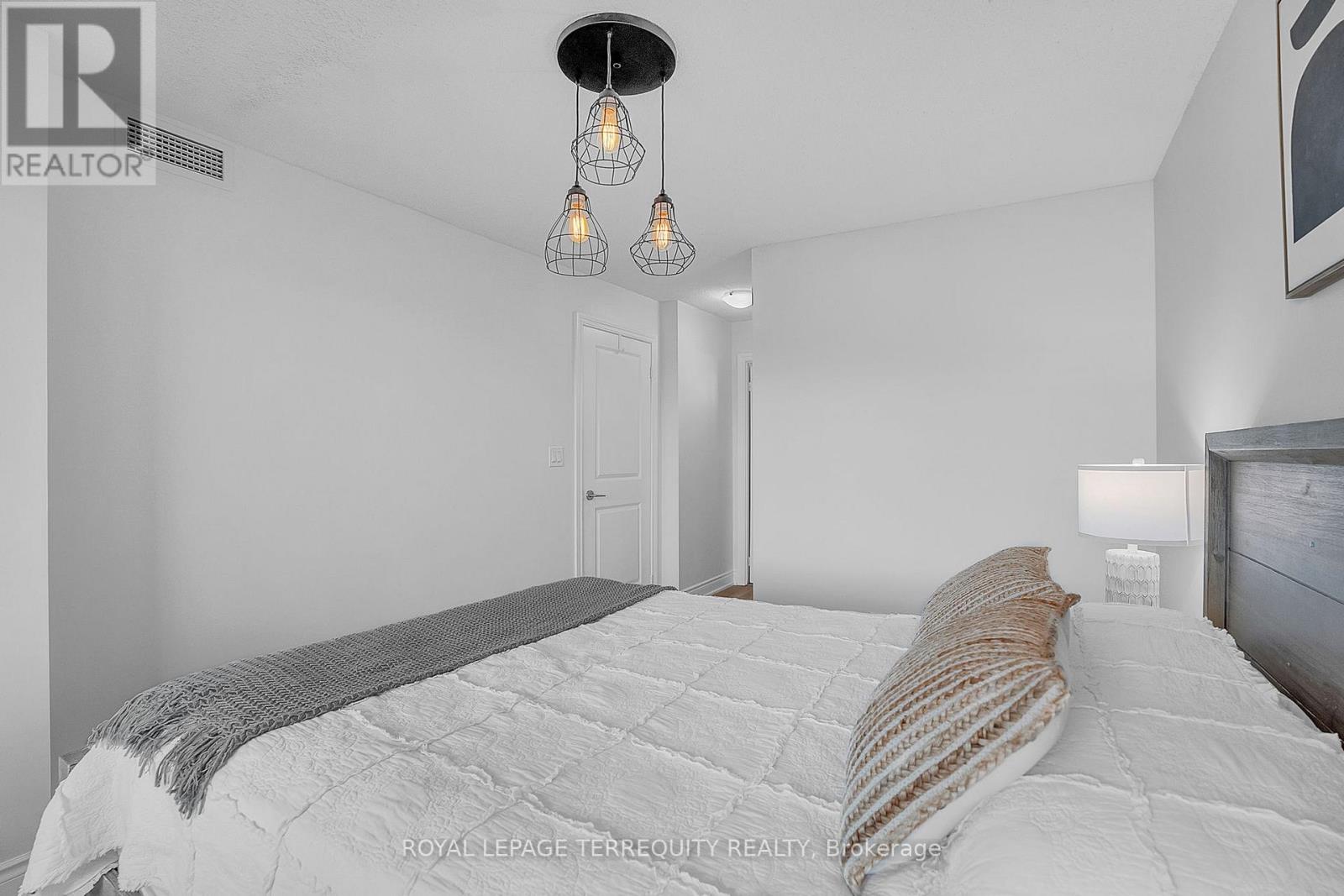 210 - 273 South Park Road, Markham (Commerce Valley), Ontario  L3T 0B5 - Photo 15 - N12395188