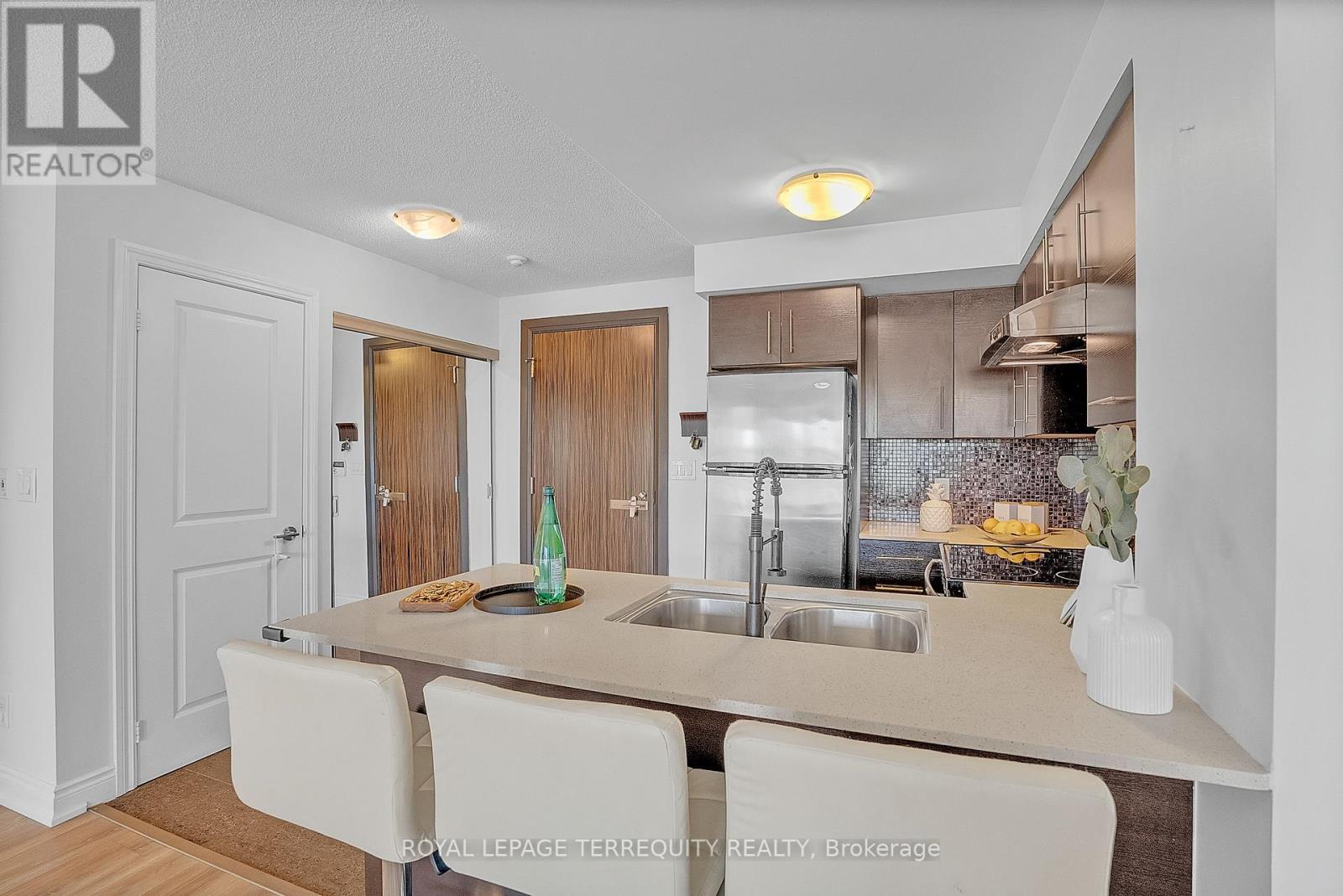 210 - 273 South Park Road, Markham (Commerce Valley), Ontario  L3T 0B5 - Photo 8 - N12395188