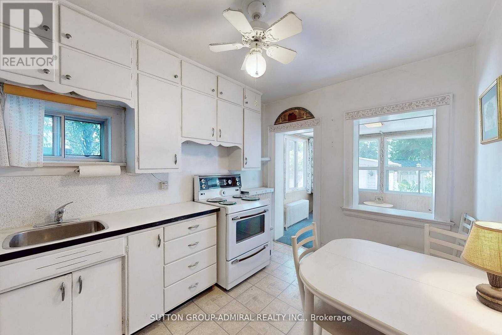 1 Valleyview Gardens, Toronto (Lambton Baby Point), Ontario  M6S 2B5 - Photo 8 - W12395179