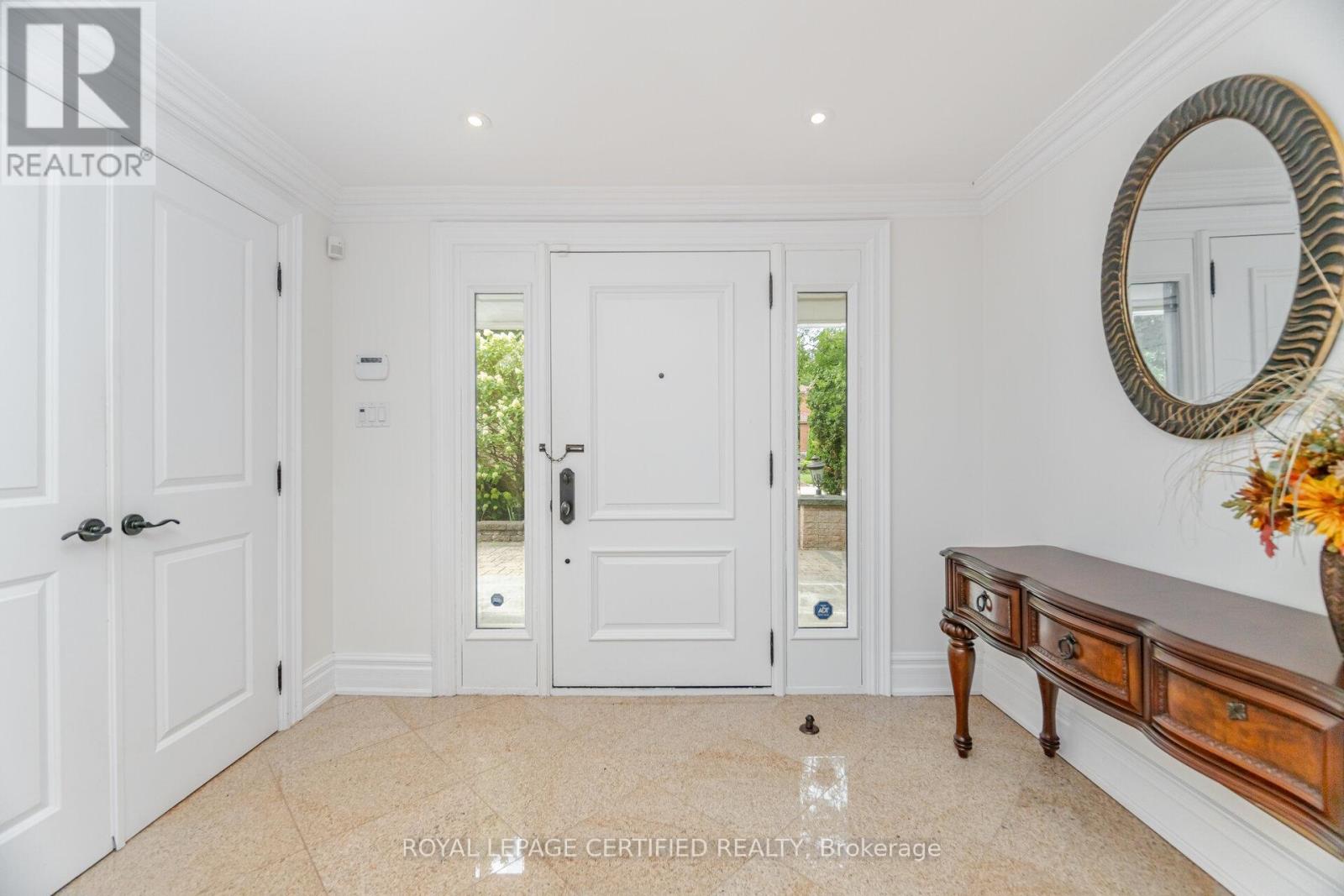 2197 Courrier Lane, Mississauga, Ontario  L5C 1V1 - Photo 4 - W12395195