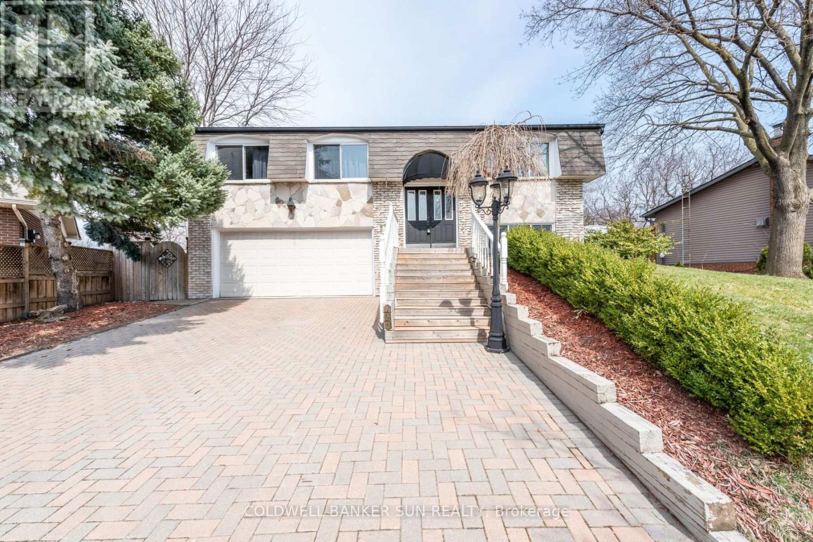 2483 Yarmouth Crescent, Oakville (Wo West), Ontario  L6L 2M9 - Photo 1 - W12395218
