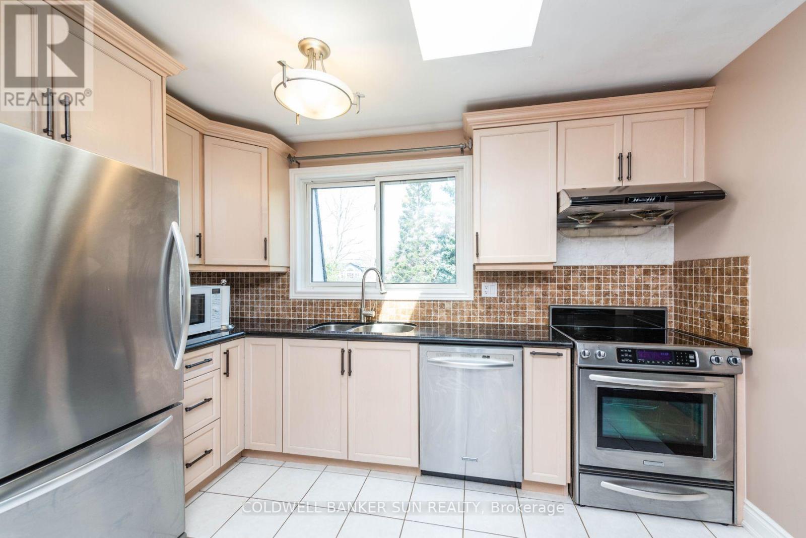 2483 Yarmouth Crescent, Oakville (Wo West), Ontario  L6L 2M9 - Photo 10 - W12395218