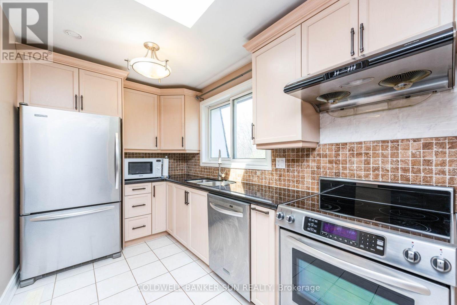 2483 Yarmouth Crescent, Oakville (Wo West), Ontario  L6L 2M9 - Photo 11 - W12395218