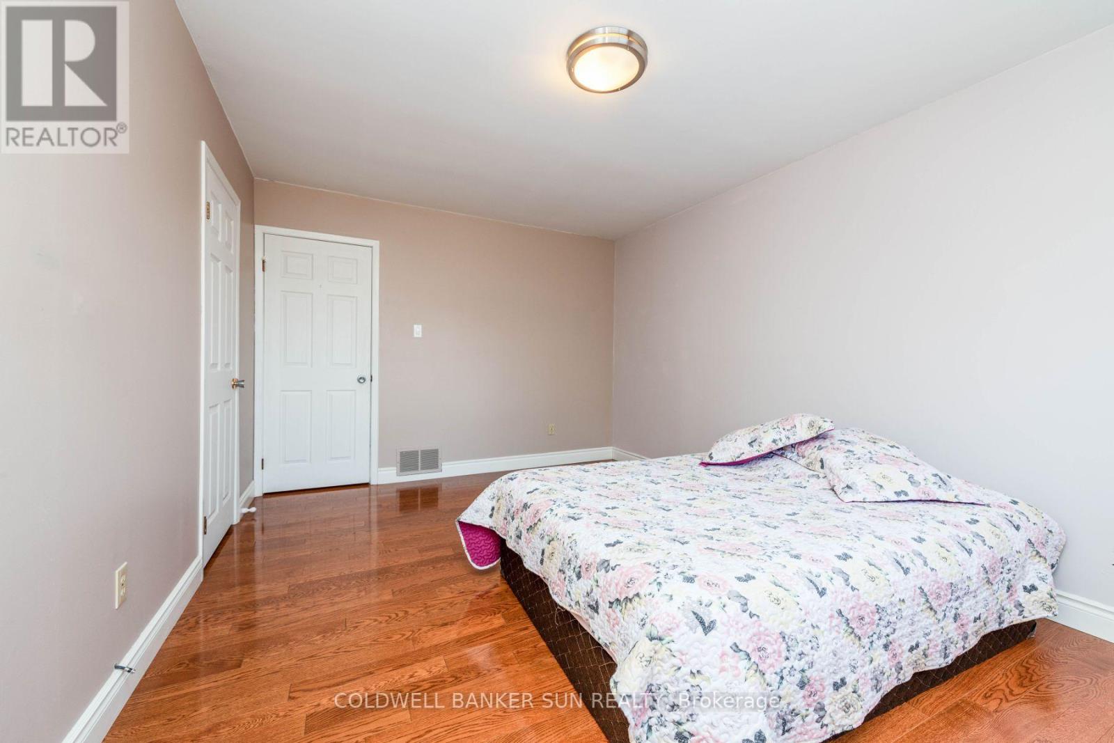 2483 Yarmouth Crescent, Oakville (Wo West), Ontario  L6L 2M9 - Photo 18 - W12395218