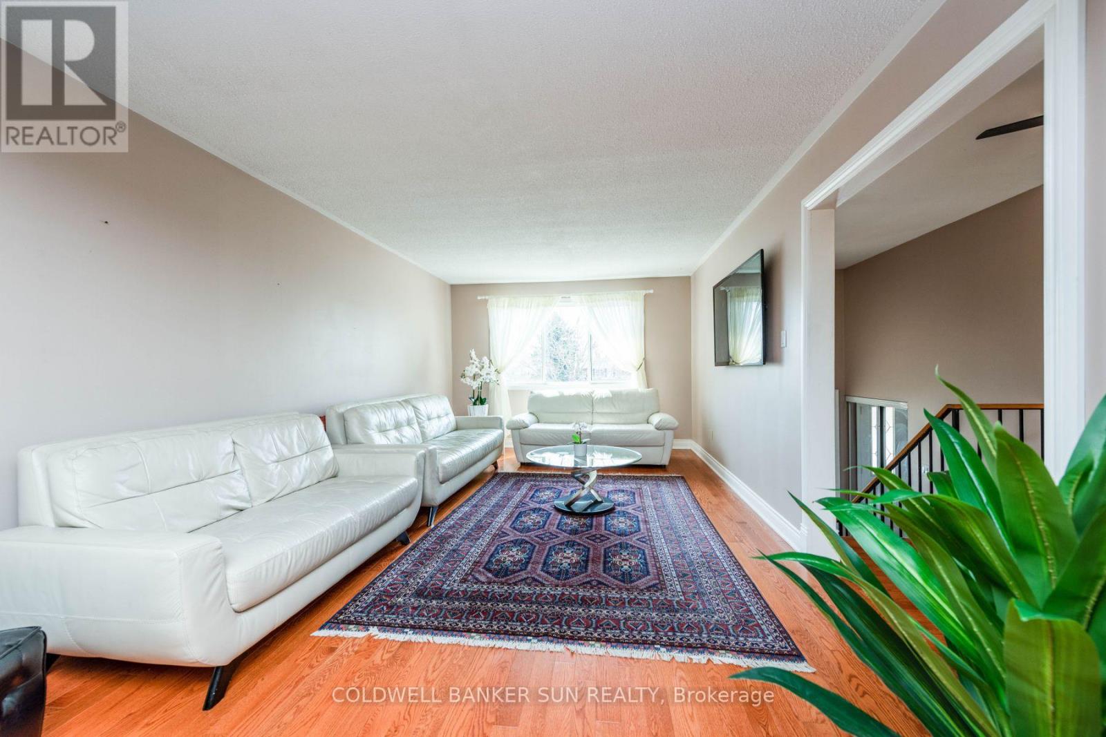 2483 Yarmouth Crescent, Oakville (Wo West), Ontario  L6L 2M9 - Photo 4 - W12395218