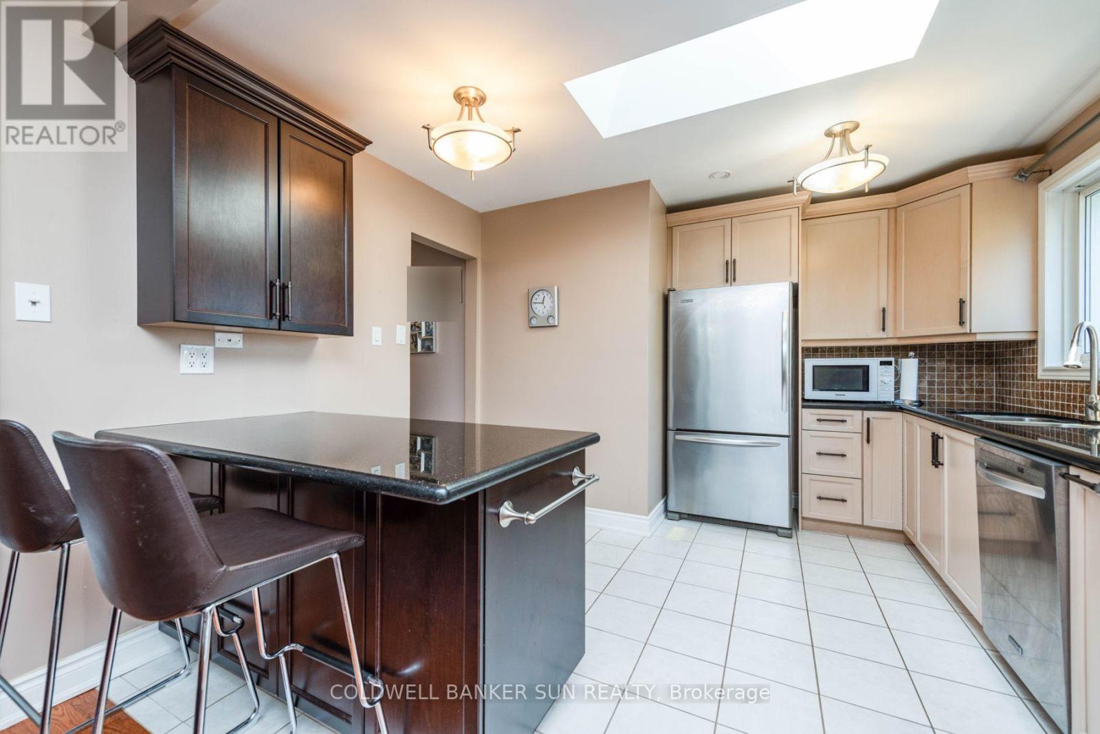 2483 Yarmouth Crescent, Oakville (Wo West), Ontario  L6L 2M9 - Photo 9 - W12395218