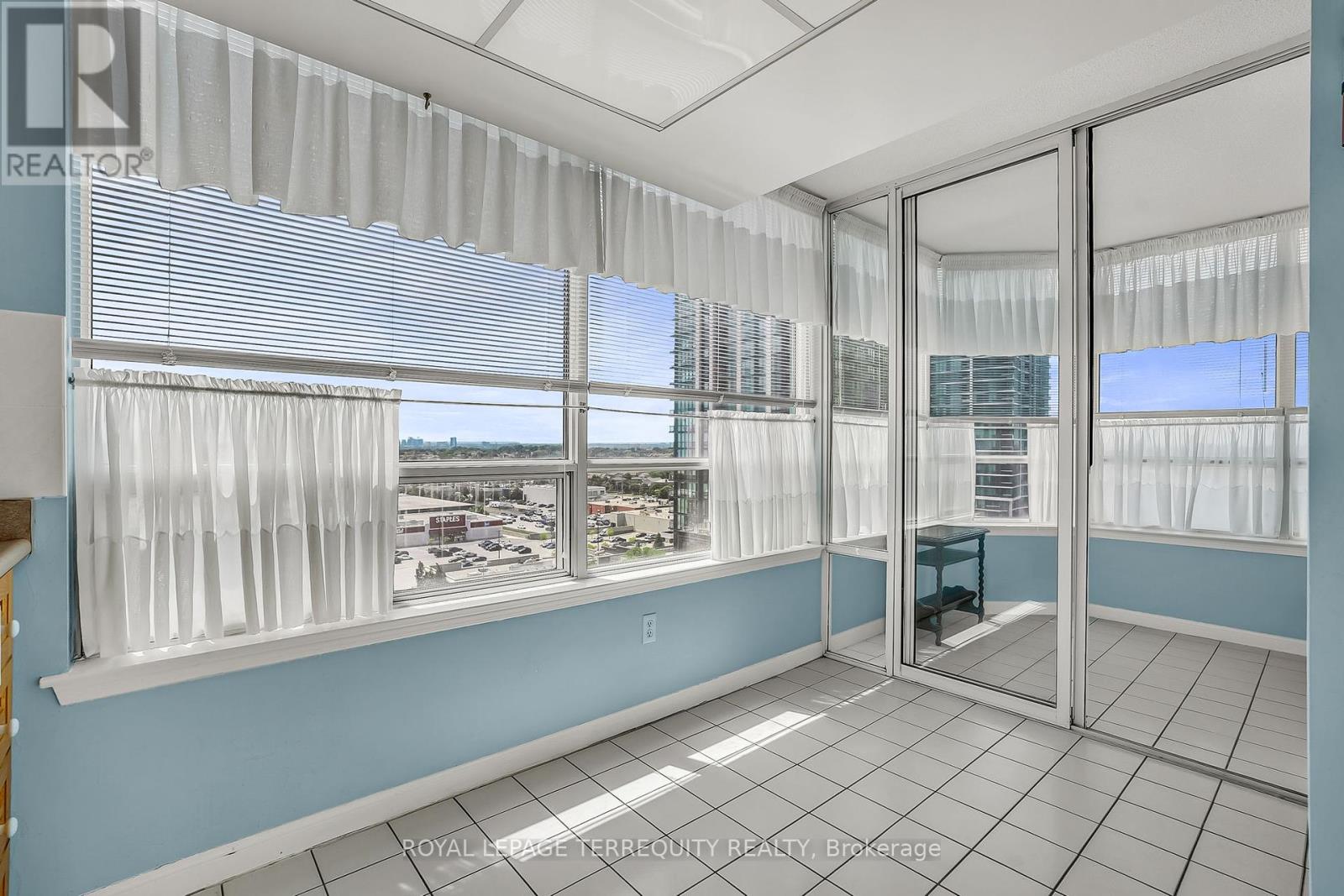 1510 - 550 Webb Drive, Mississauga (City Centre), Ontario  L5B 3Y4 - Photo 4 - W12395333