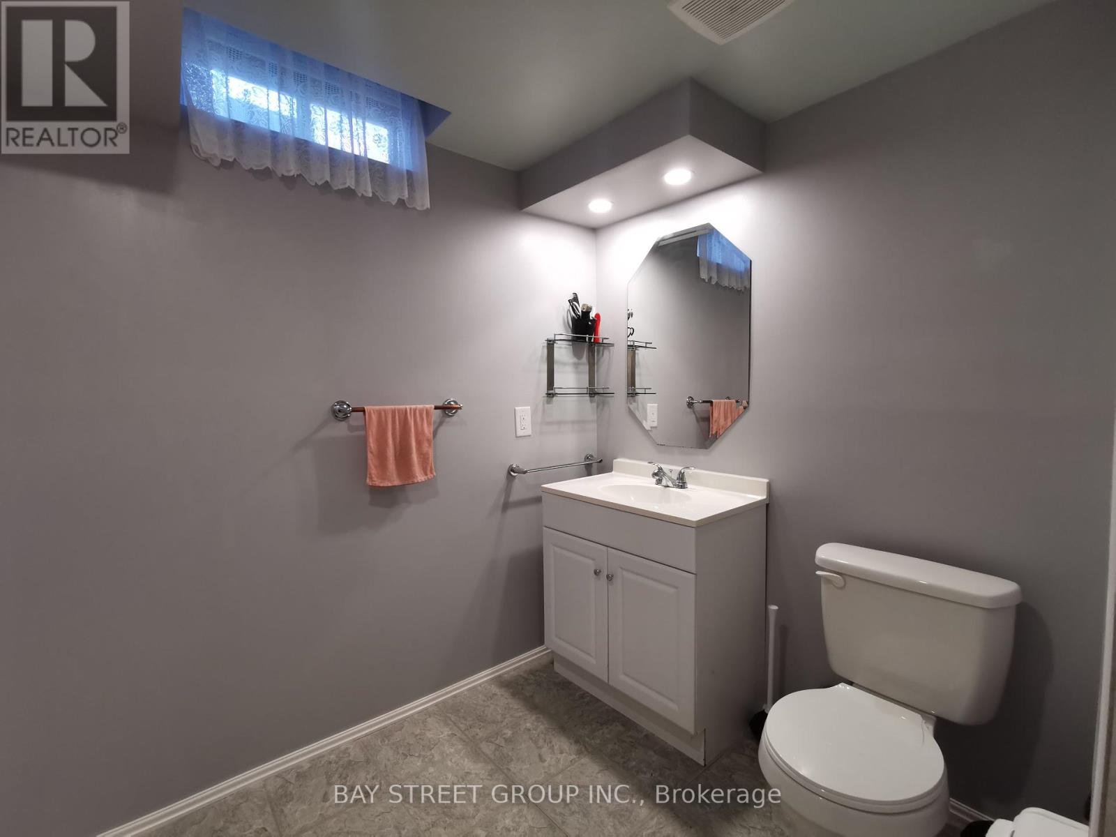 77 Toba Crescent, Brampton, Ontario  L6Z 4R8 - Photo 20 - W12393239