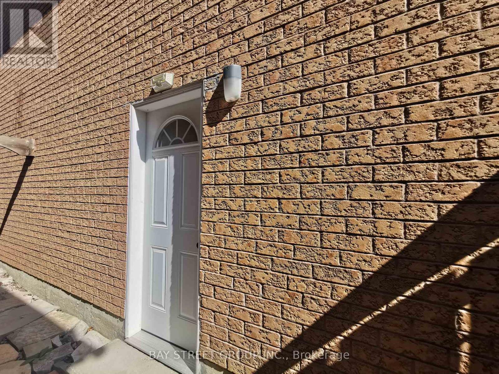 77 Toba Crescent, Brampton, Ontario  L6Z 4R8 - Photo 16 - W12393239