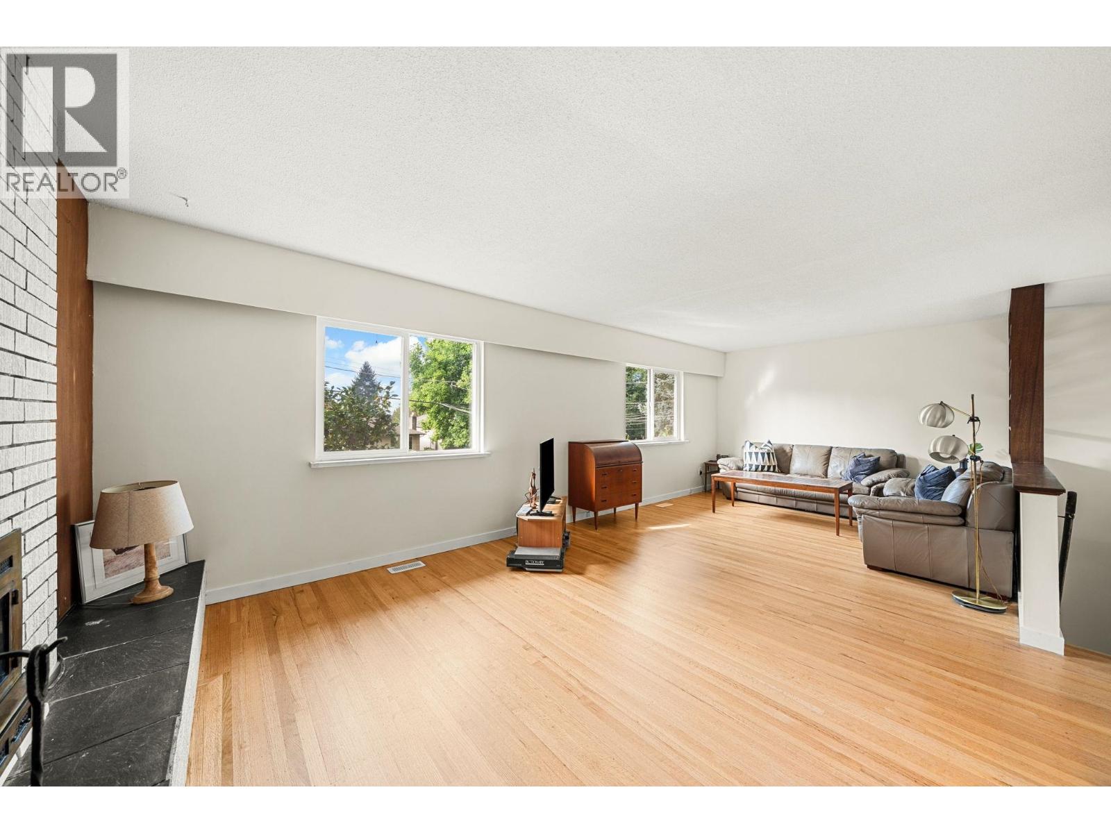 Property at 1560 BURRILL AVENUE image 3
