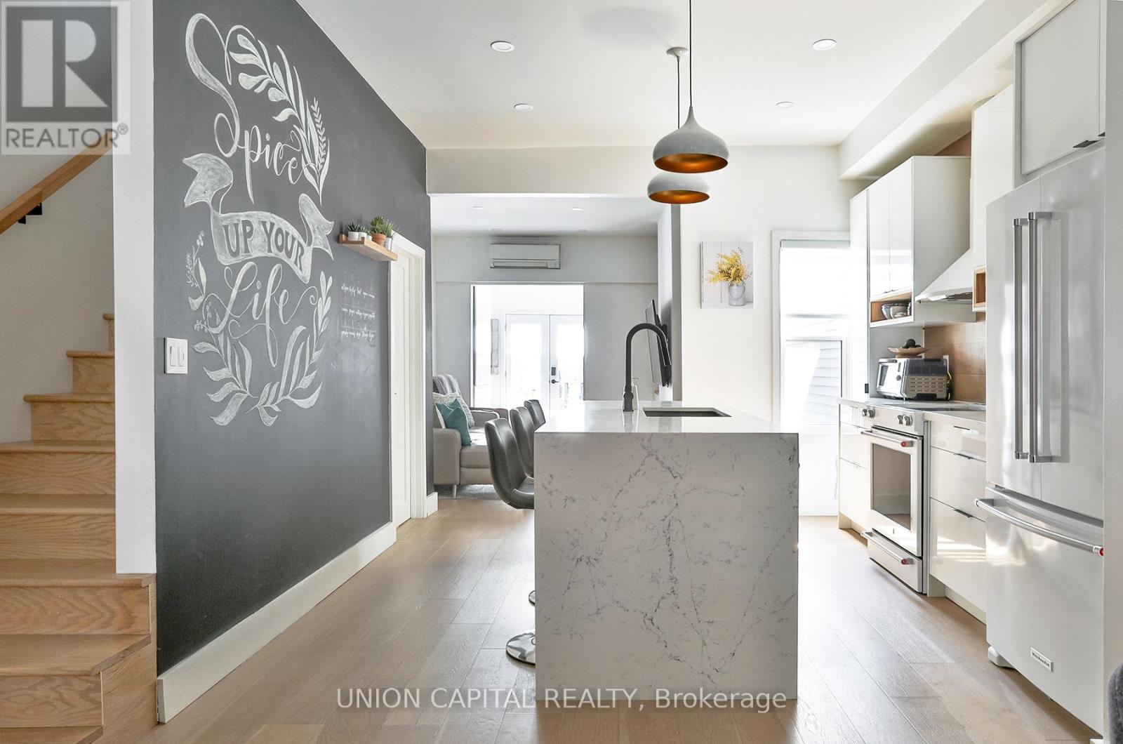 21 ALMA AVENUE, Toronto, Ontario