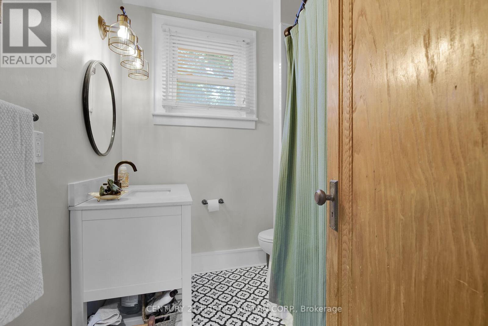 Photo 14 of 44 for 196 Queen Street