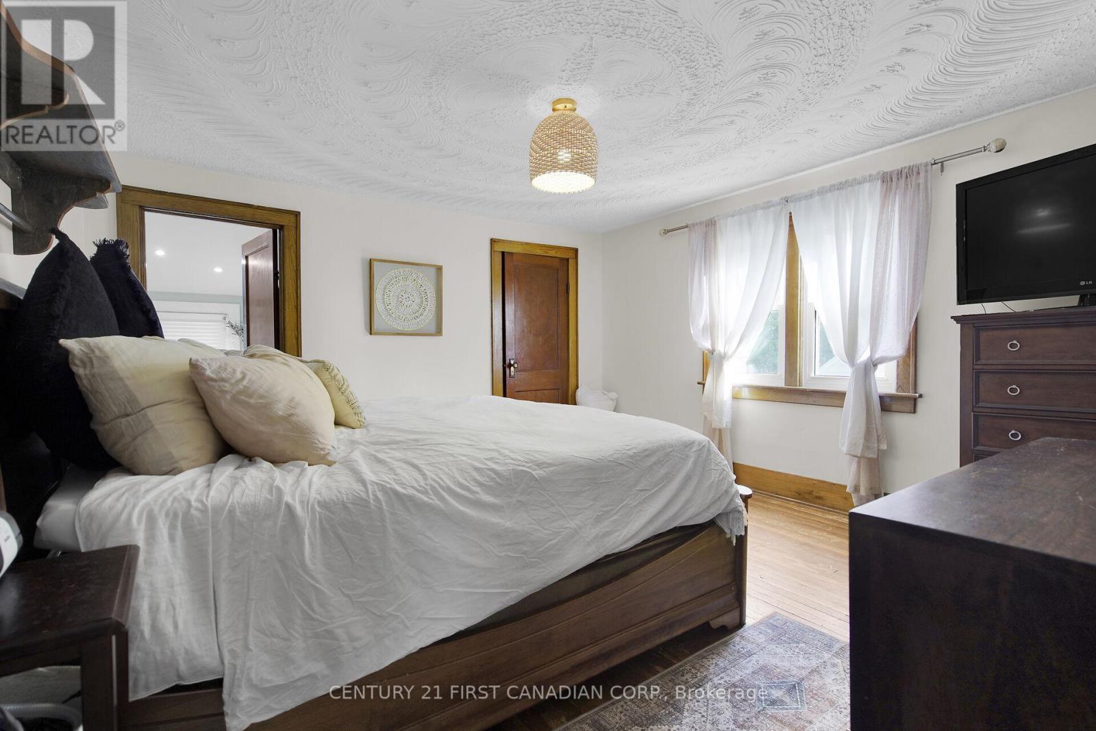 Photo 17 of 44 for 196 Queen Street