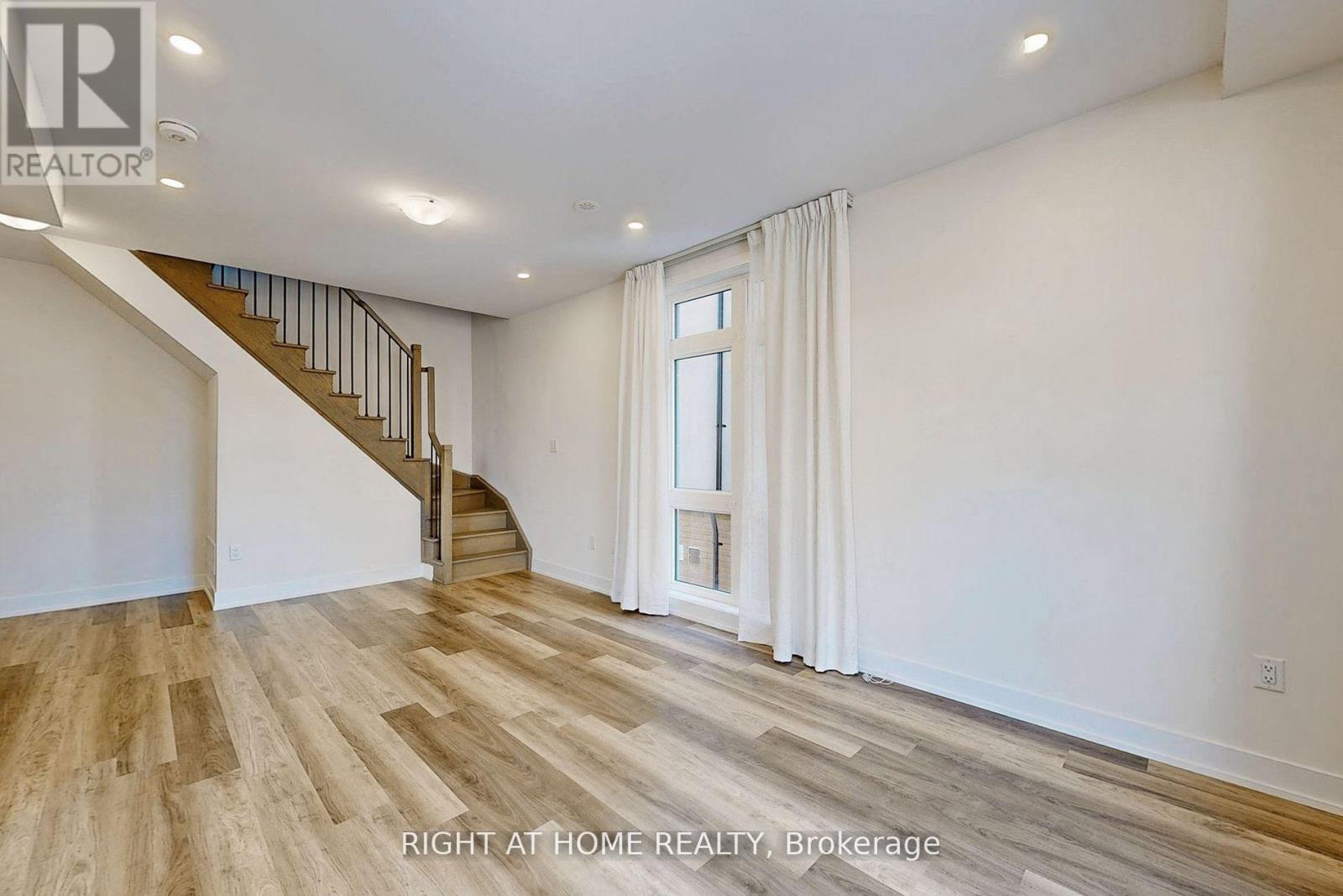 Th7 - 9 Phelps Lane, Richmond Hill, Ontario  L4E 1J4 - Photo 5 - N12395394