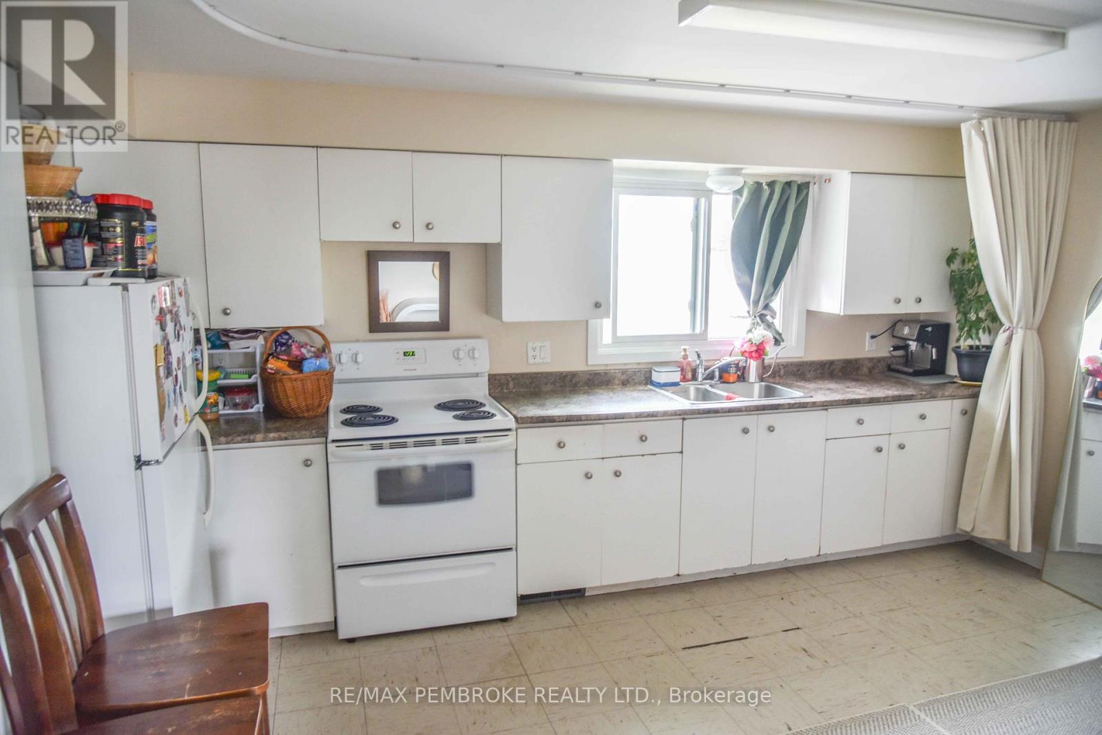 613 Joe Street, Laurentian Valley, Ontario  K8A 6S6 - Photo 3 - X12395486