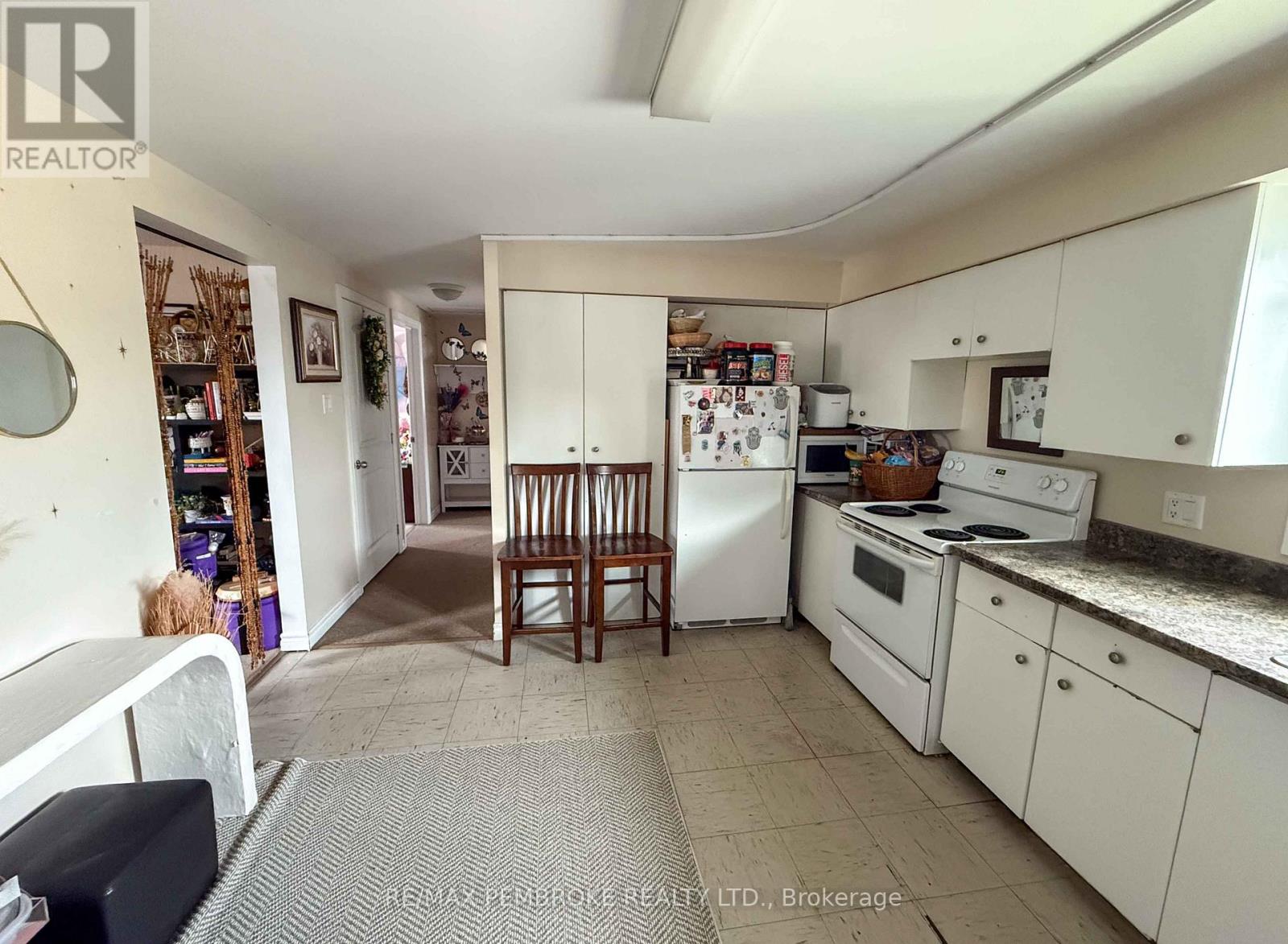 613 Joe Street, Laurentian Valley, Ontario  K8A 6S6 - Photo 4 - X12395486