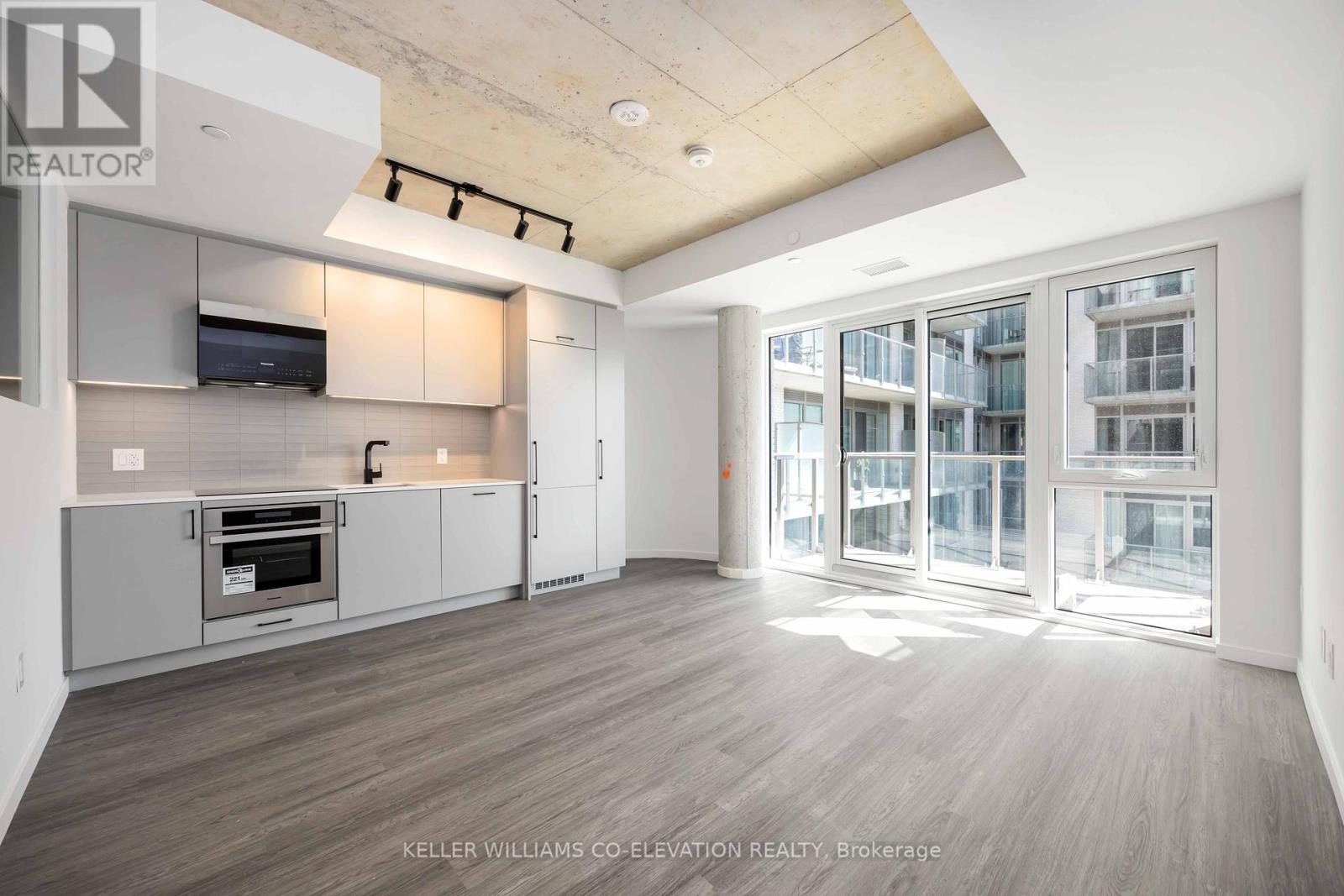 505 - 689 THE QUEENSWAY STREET, Toronto, Ontario