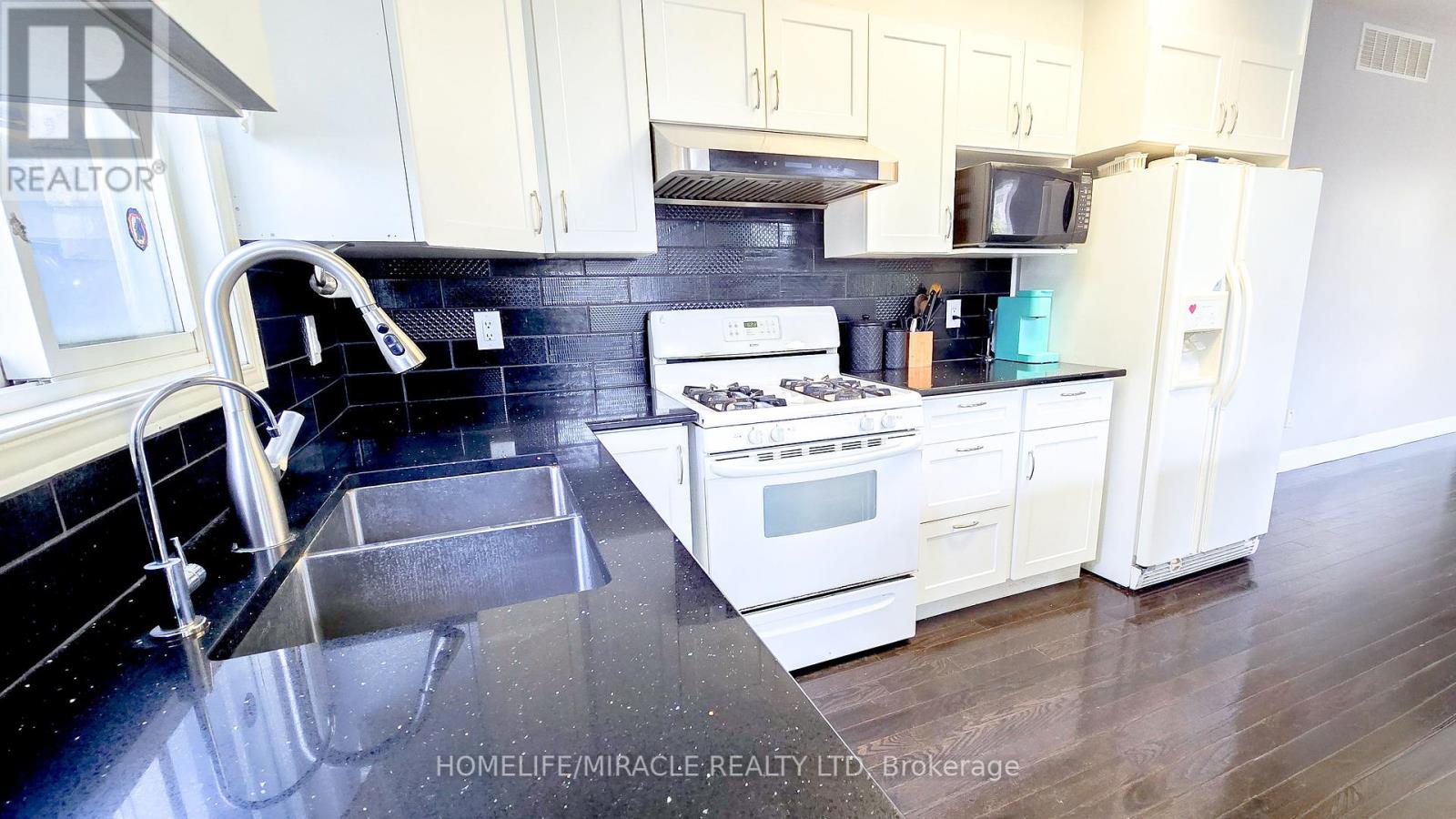 22 Rockwood Road, Kitchener, Ontario  N2E 3S5 - Photo 11 - X12383297