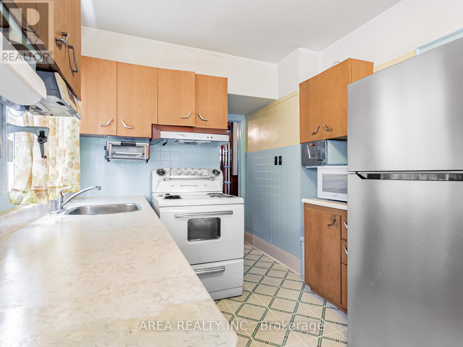 65 St Annes Road, Toronto, Ontario  M6J 2C4 - Photo 12 - C12395443