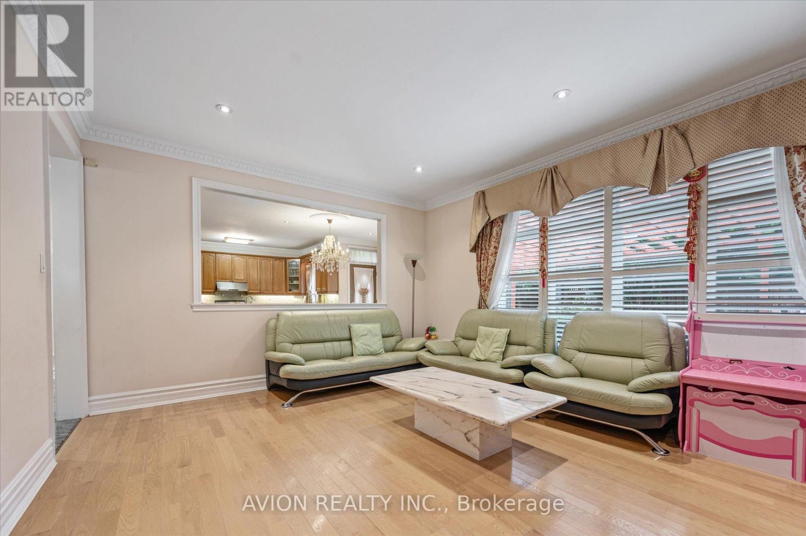 55 Frybrook Crescent, Richmond Hill, Ontario  L5B 4B9 - Photo 10 - N12395564