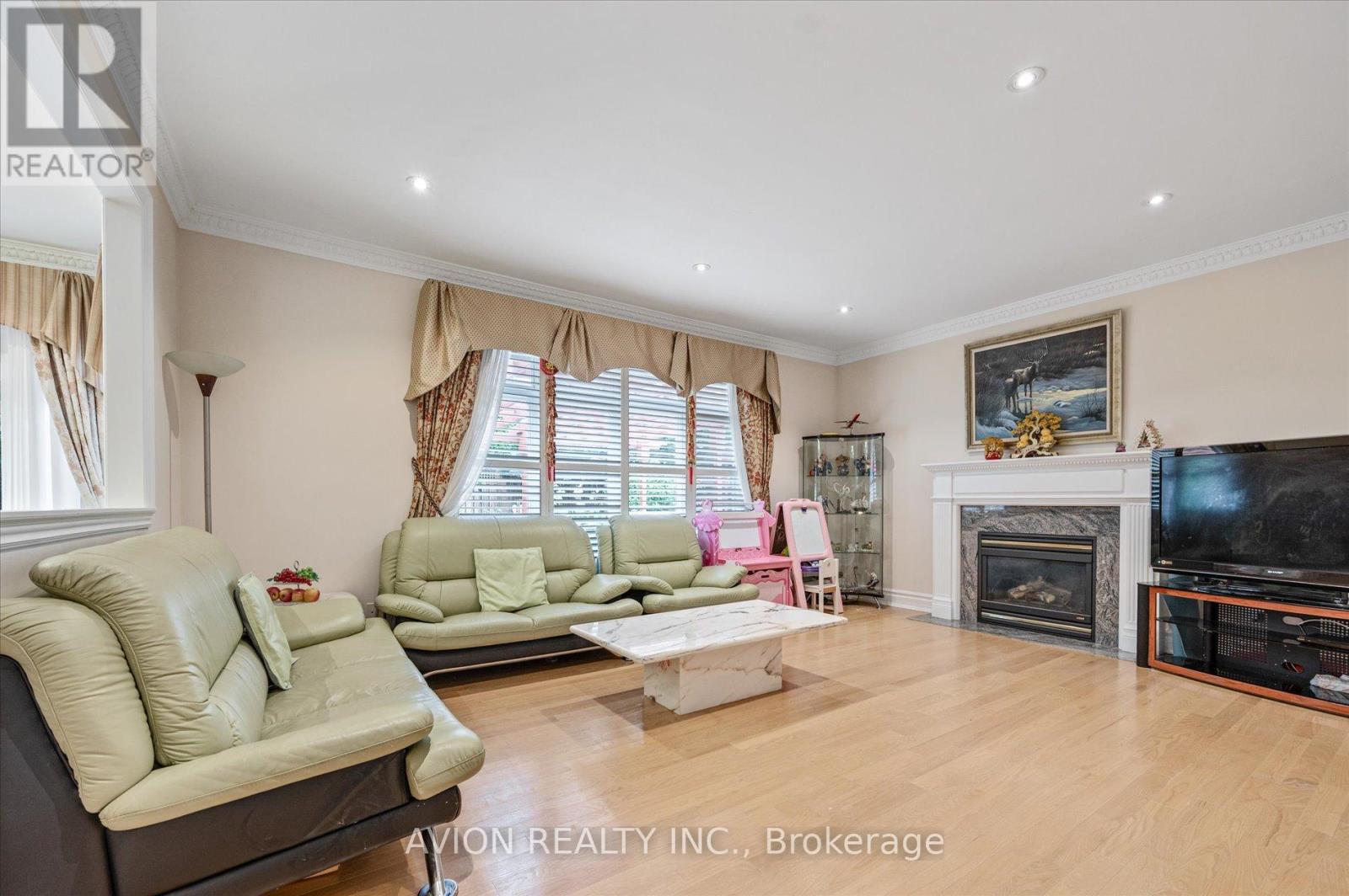 55 Frybrook Crescent, Richmond Hill, Ontario  L5B 4B9 - Photo 8 - N12395564