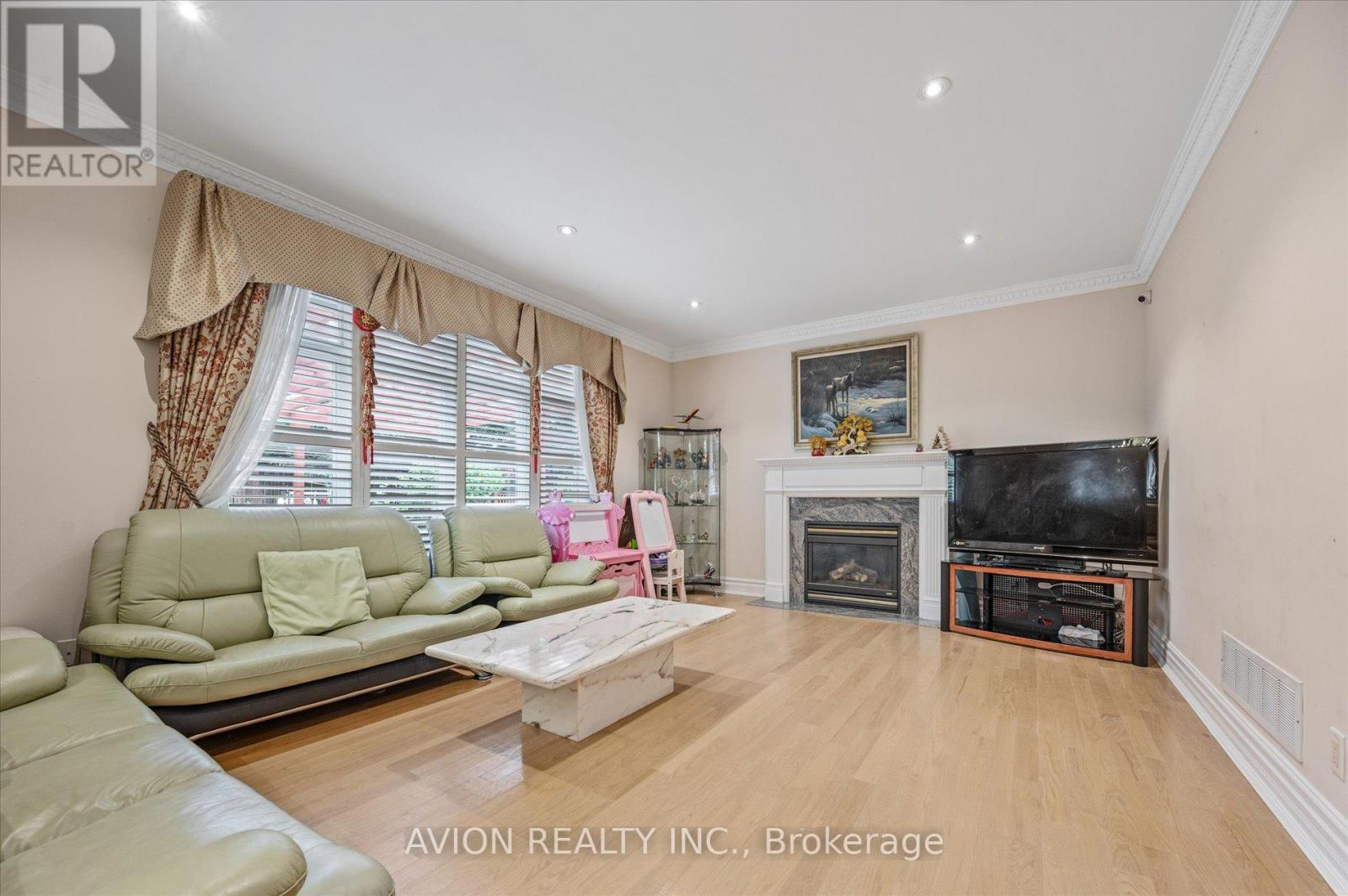 55 Frybrook Crescent, Richmond Hill, Ontario  L5B 4B9 - Photo 9 - N12395564