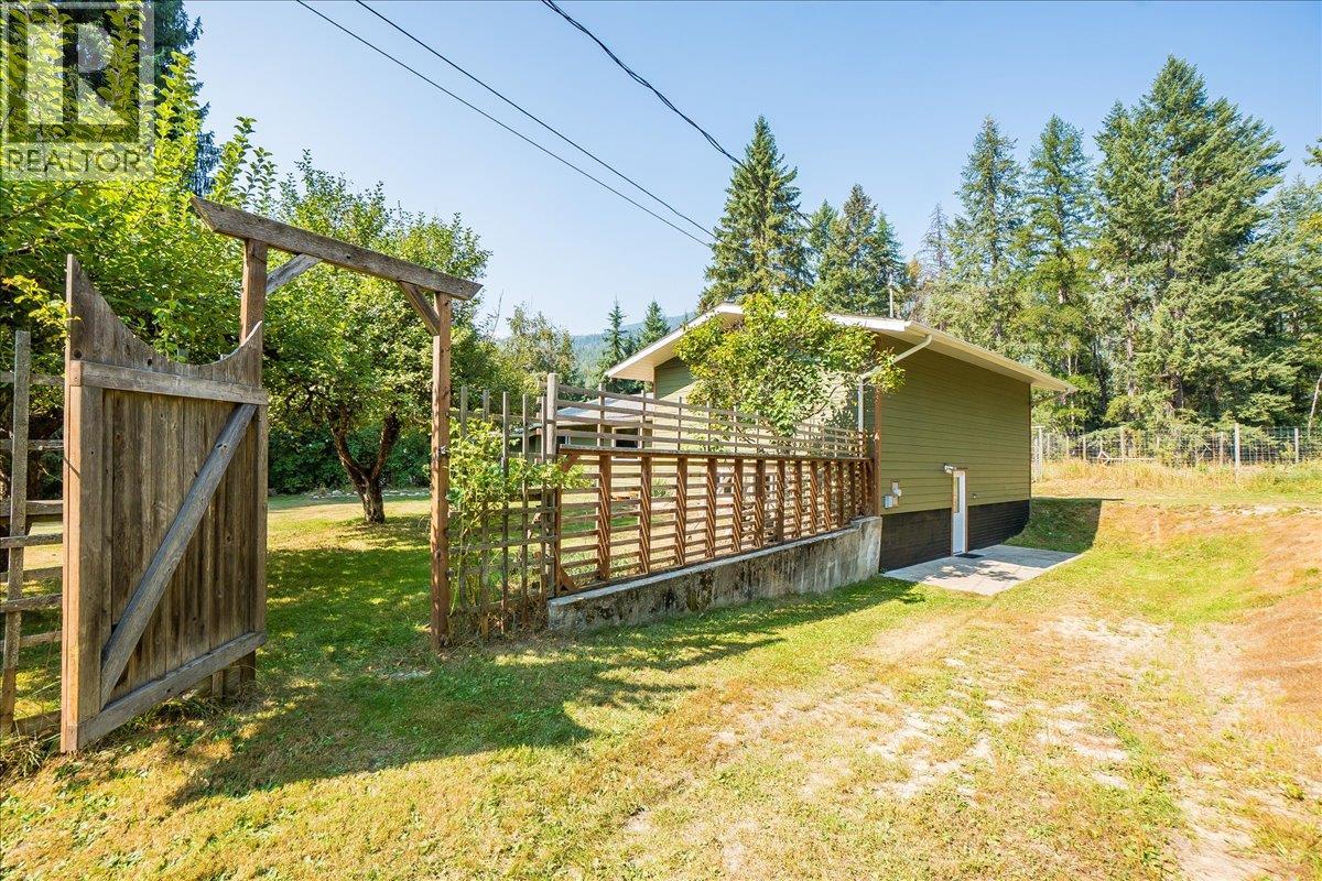 3710 Ladybird Road, Krestova, British Columbia  V0G 1H2 - Photo 3 - 10362183