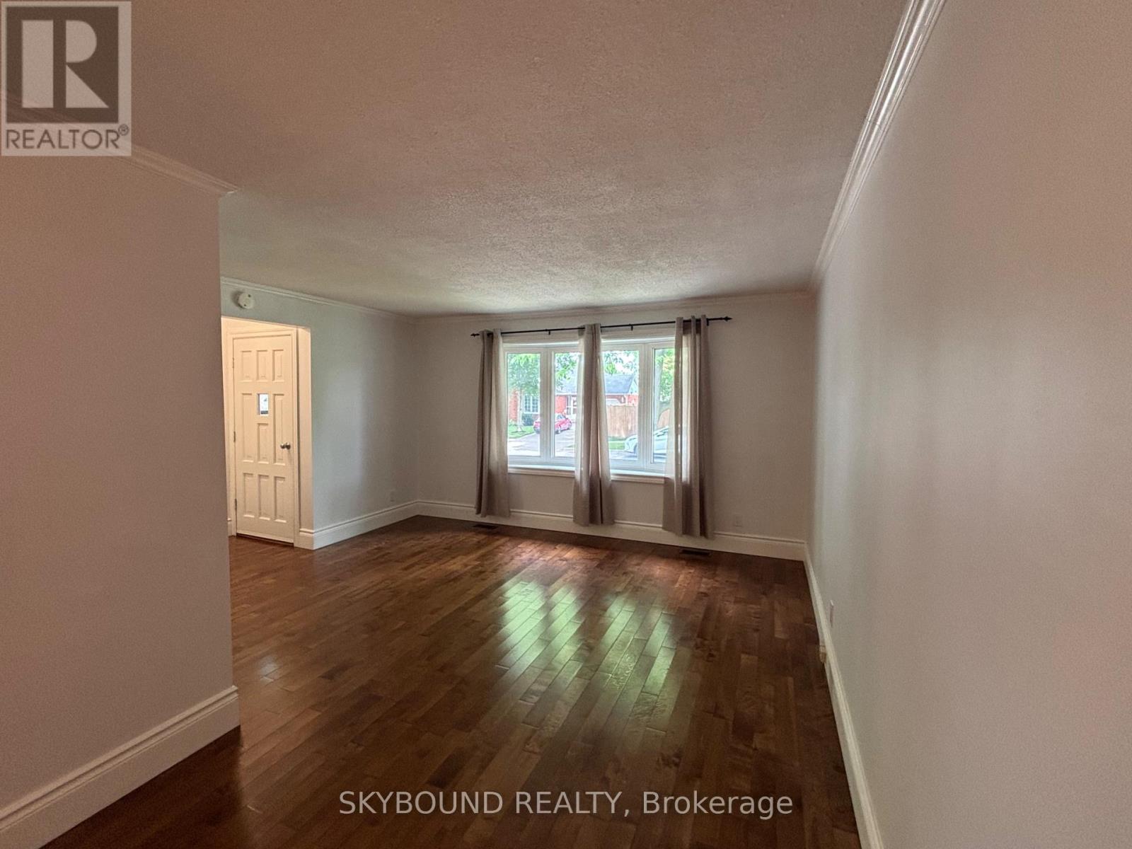 Upper Unit - 3857 Panama Court, Niagara Falls, Ontario  L2J 3Z8 - Photo 4 - X12372634