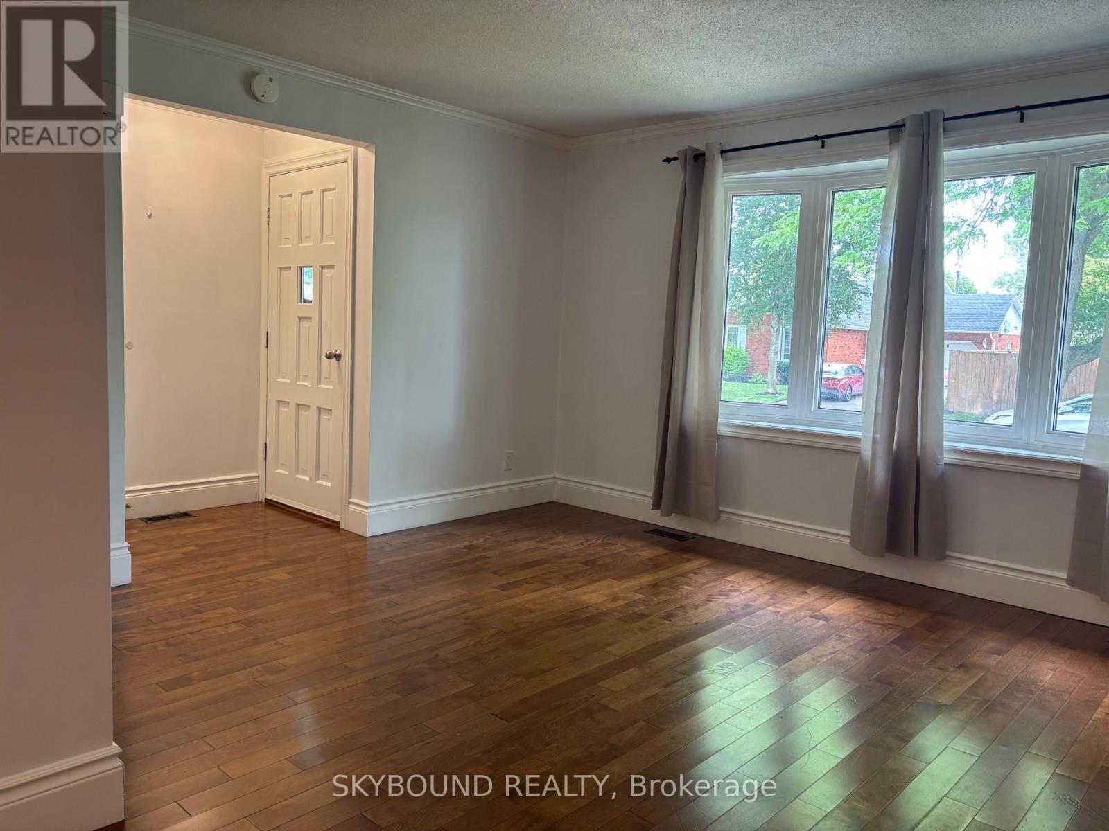 Upper Unit - 3857 Panama Court, Niagara Falls, Ontario  L2J 3Z8 - Photo 2 - X12372634