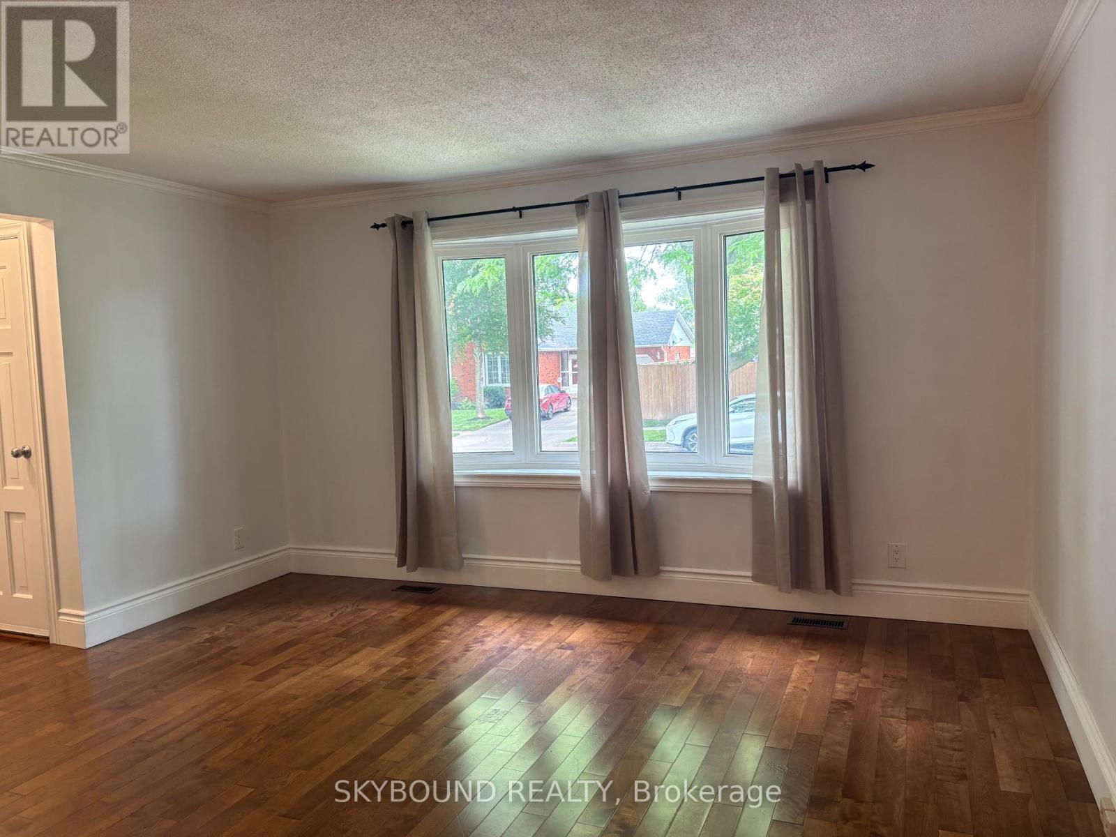 Upper Unit - 3857 Panama Court, Niagara Falls, Ontario  L2J 3Z8 - Photo 3 - X12372634