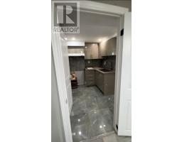 8 GOLDEN GATE DRIVE, Brampton, Ontario