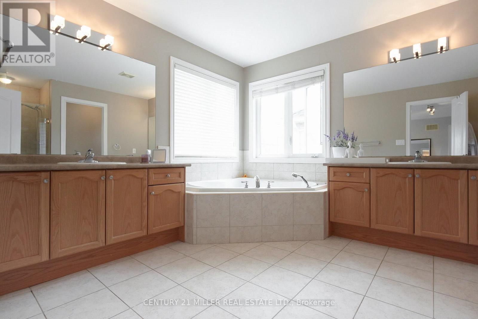 2098 Wildfel Way, Oakville, Ontario  L6M 0E2 - Photo 32 - W12395574