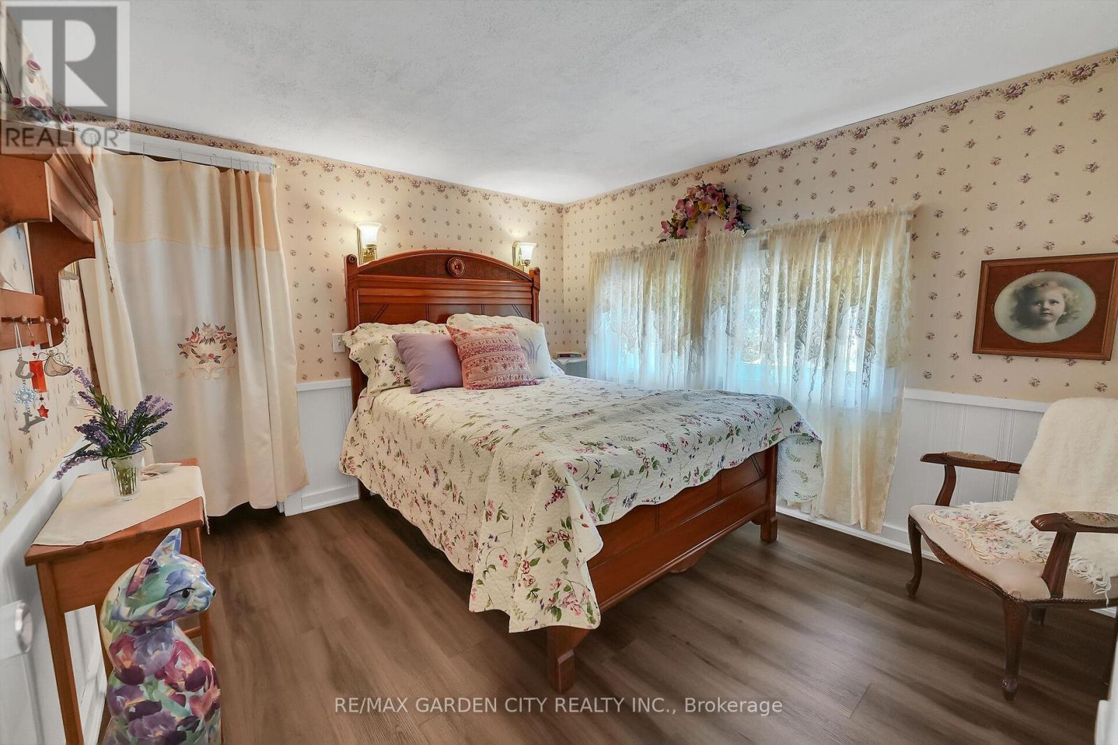110 Livingston Avenue, Grimsby (Grimsby West), Ontario  L3M 1L6 - Photo 10 - X12395524