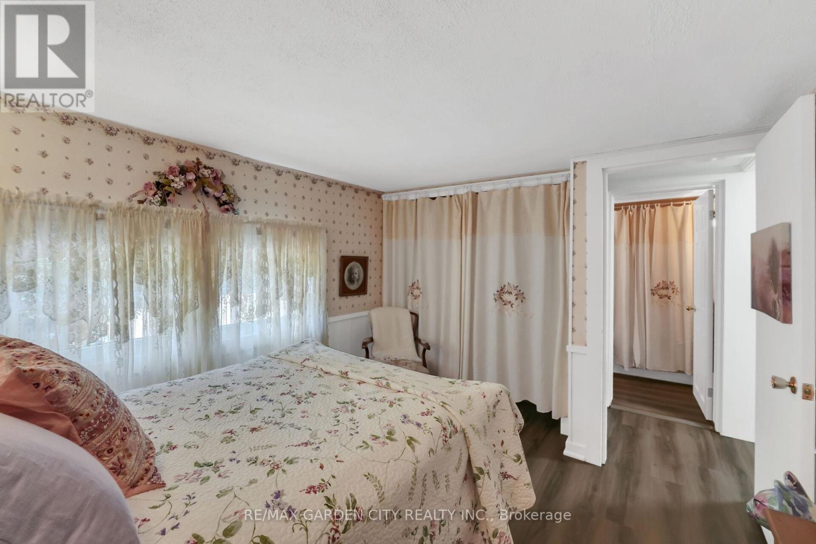 110 Livingston Avenue, Grimsby (Grimsby West), Ontario  L3M 1L6 - Photo 11 - X12395524