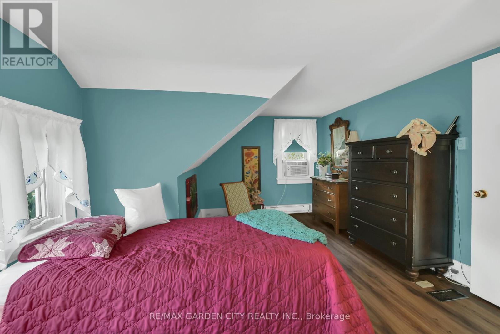 110 Livingston Avenue, Grimsby (Grimsby West), Ontario  L3M 1L6 - Photo 13 - X12395524
