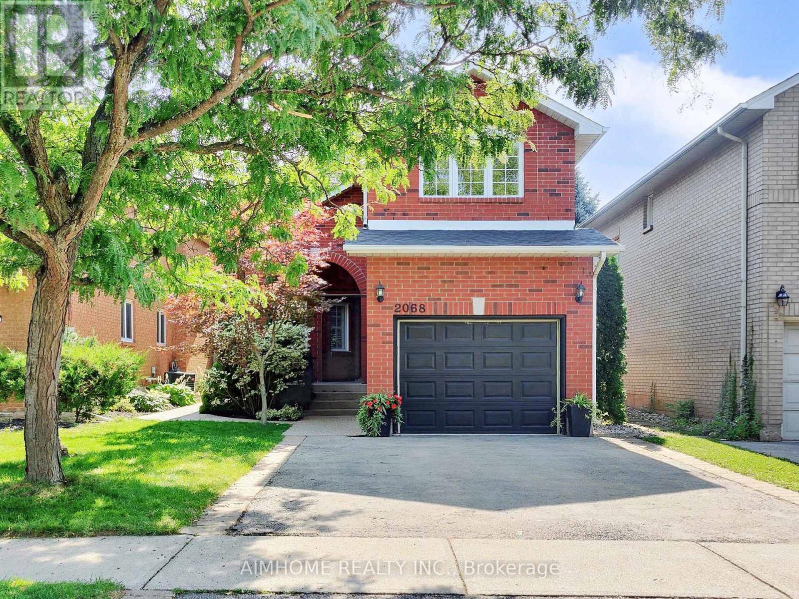 2068 Westmount Drive, Oakville, Ontario  L6M 3P2 - Photo 4 - W12395615