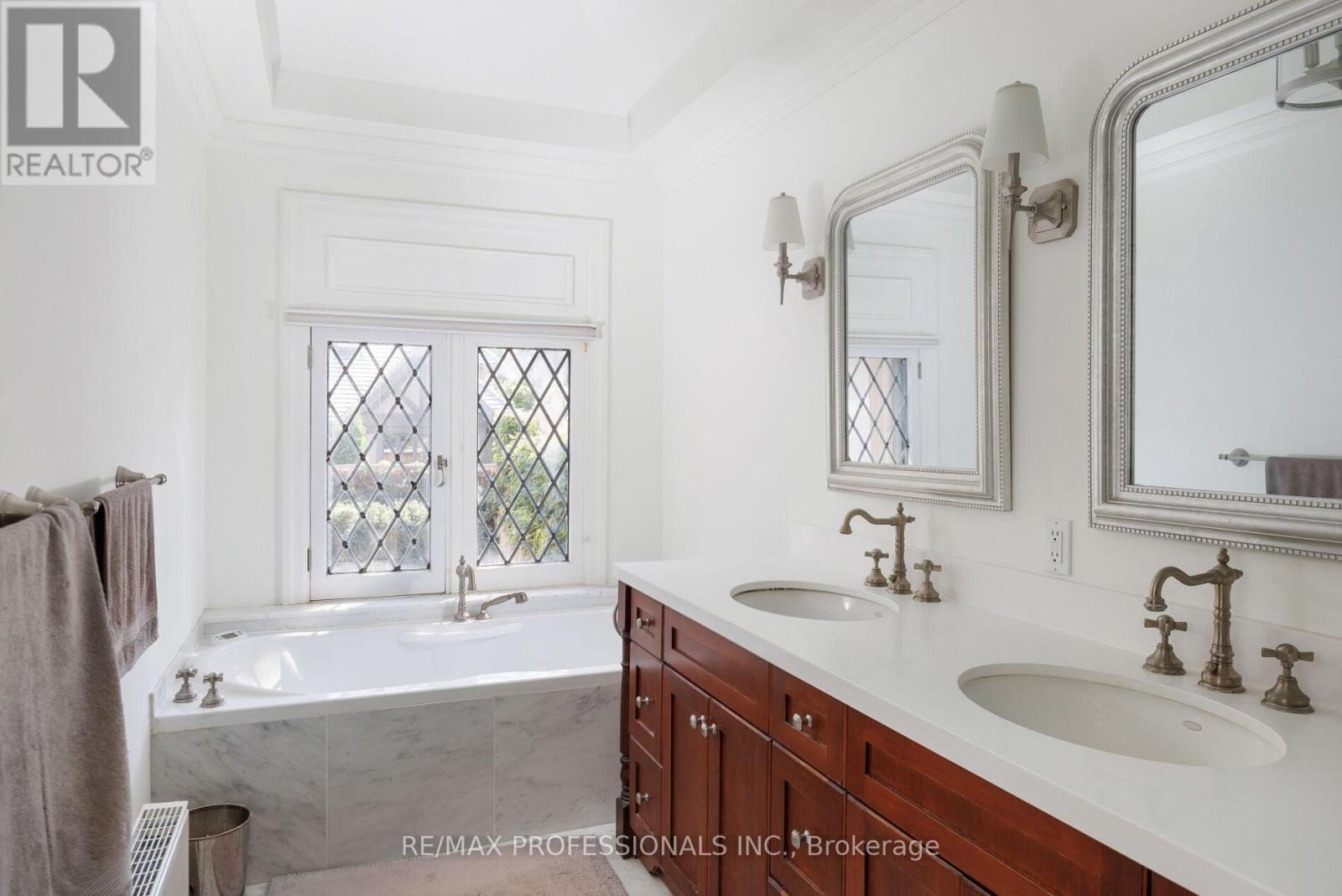 16 Kingsway Crescent, Toronto (Kingsway South), Ontario  M8X 2P9 - Photo 36 - W12395622