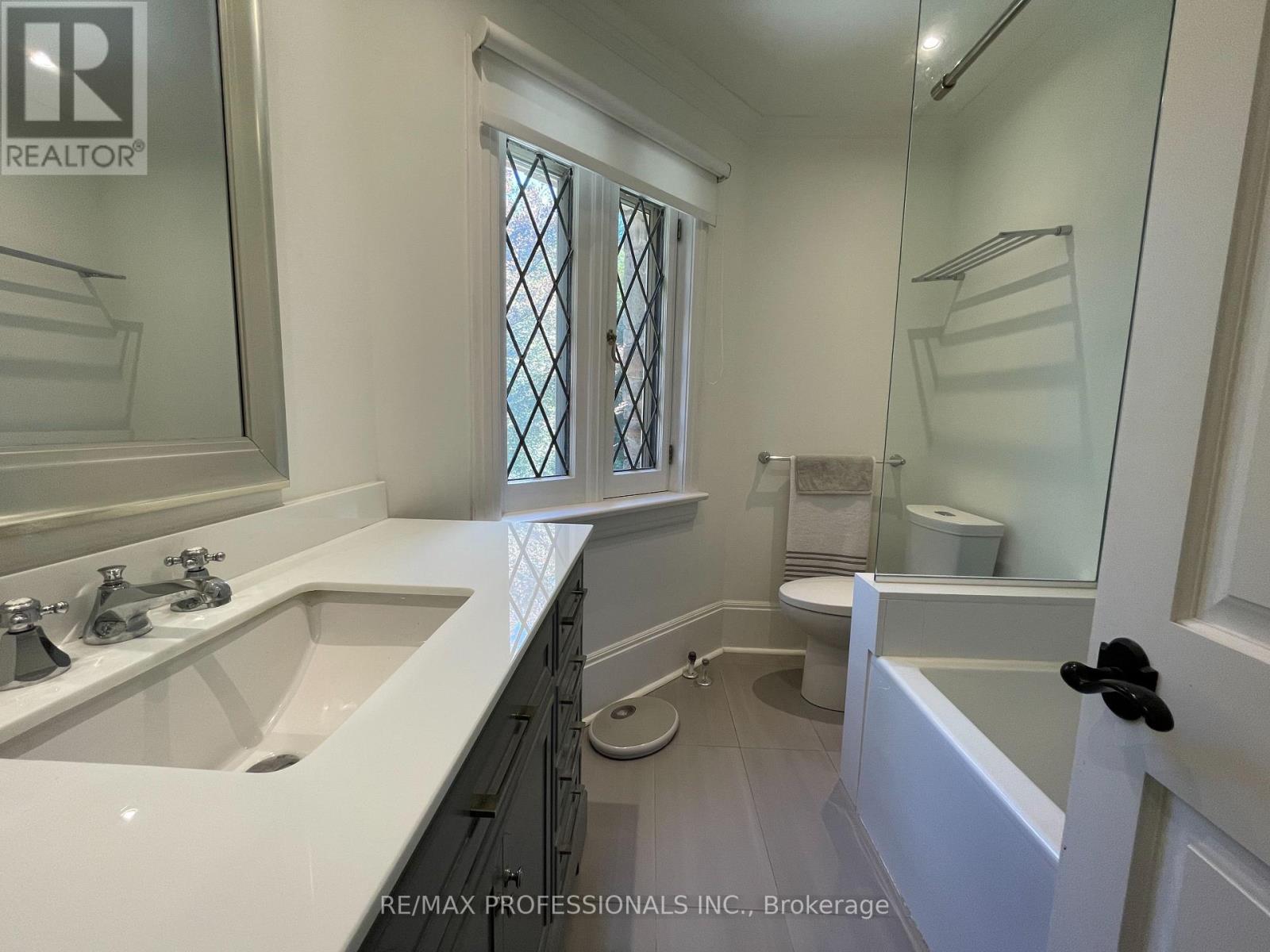 16 Kingsway Crescent, Toronto (Kingsway South), Ontario  M8X 2P9 - Photo 42 - W12395622