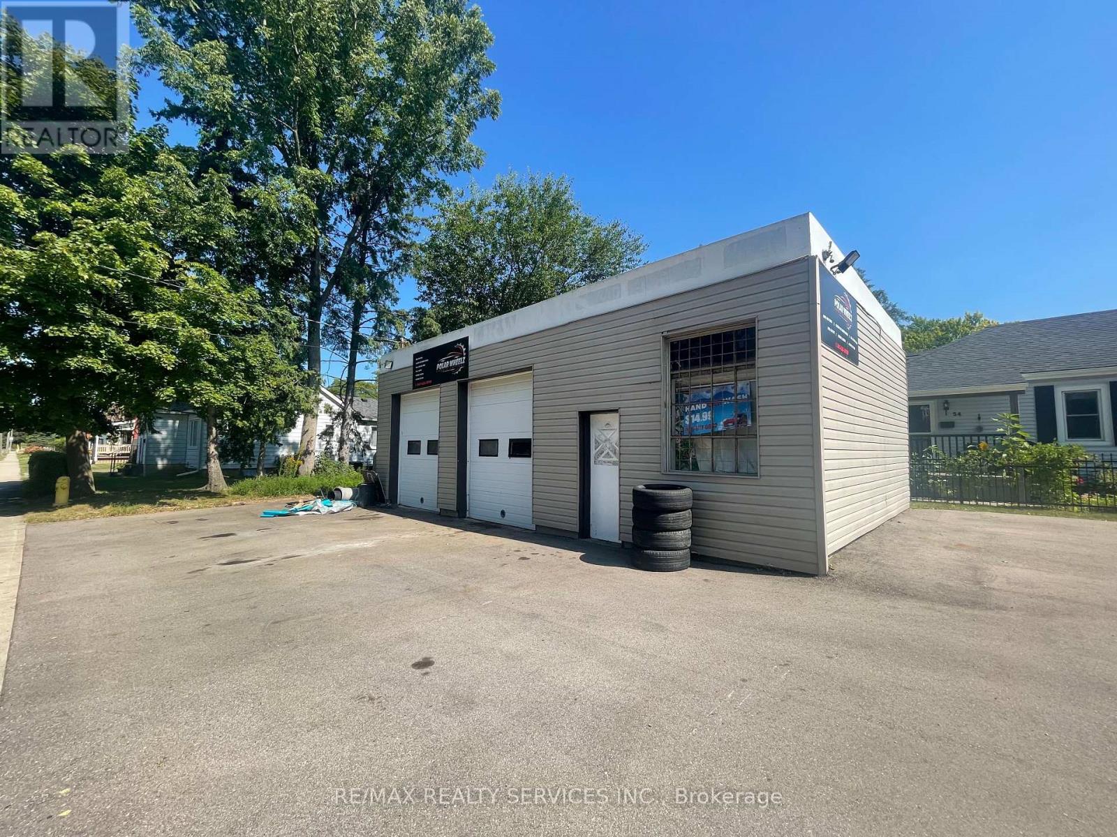 46 Kitchener Avenue, Brantford, Ontario  N3S 1A4 - Photo 2 - X12395628