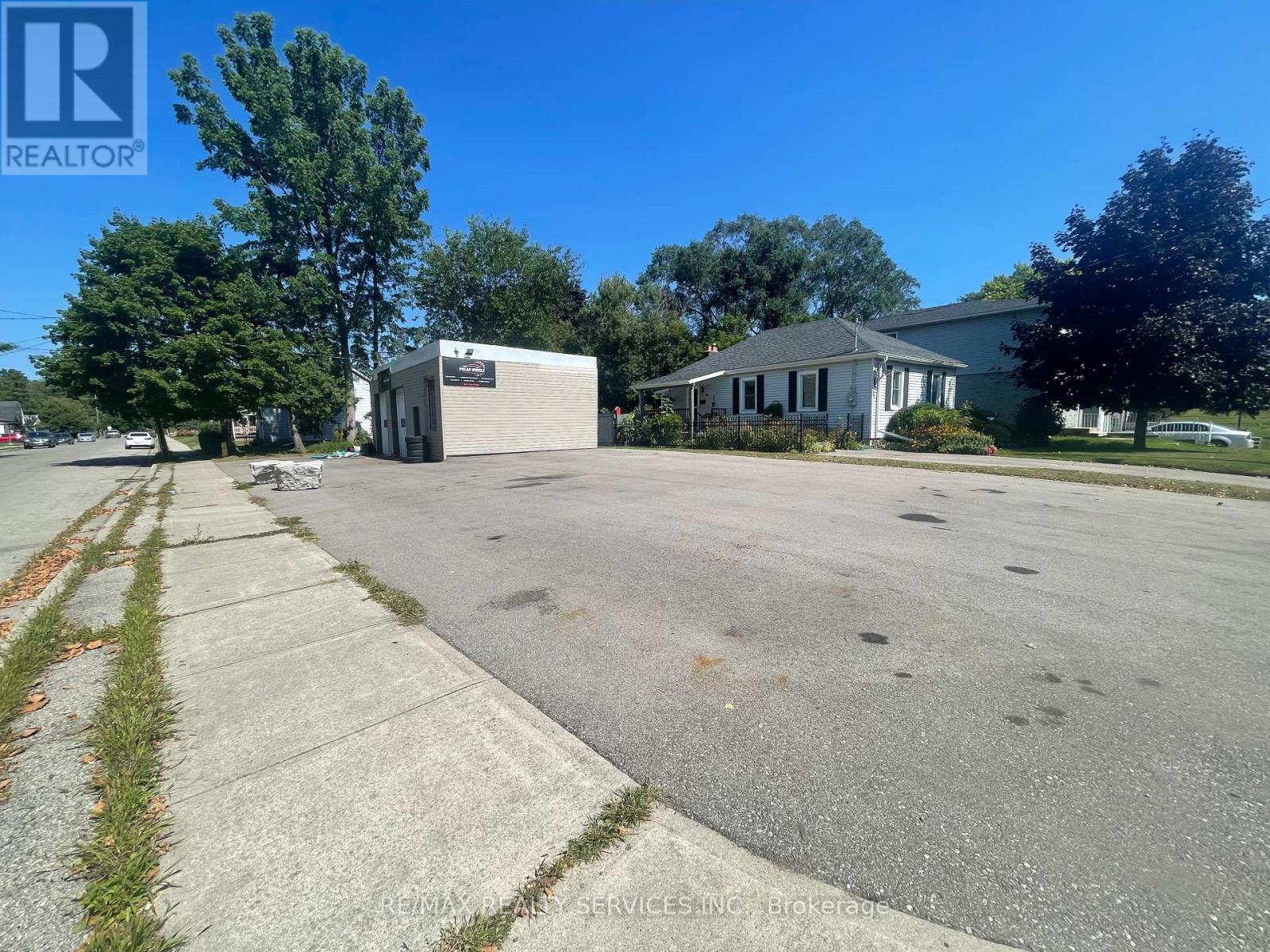 46 Kitchener Avenue, Brantford, Ontario  N3S 1A4 - Photo 4 - X12395628
