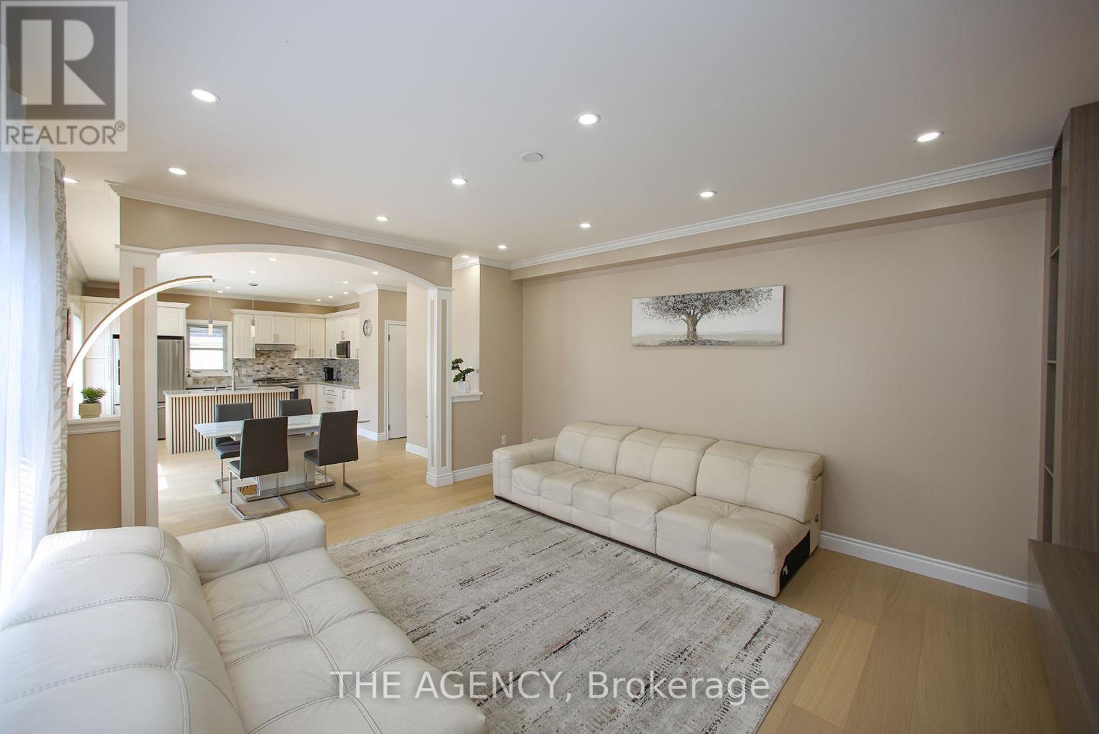 88 Glendower Crescent, Georgina, Ontario  L4P 0A1 - Photo 11 - N12395662