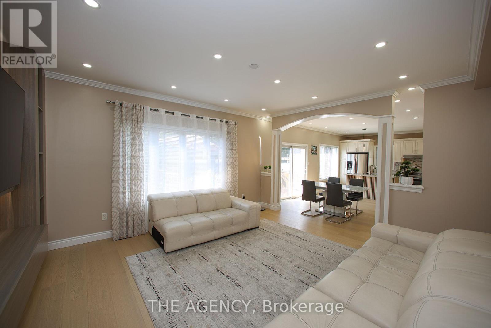 88 Glendower Crescent, Georgina, Ontario  L4P 0A1 - Photo 12 - N12395662
