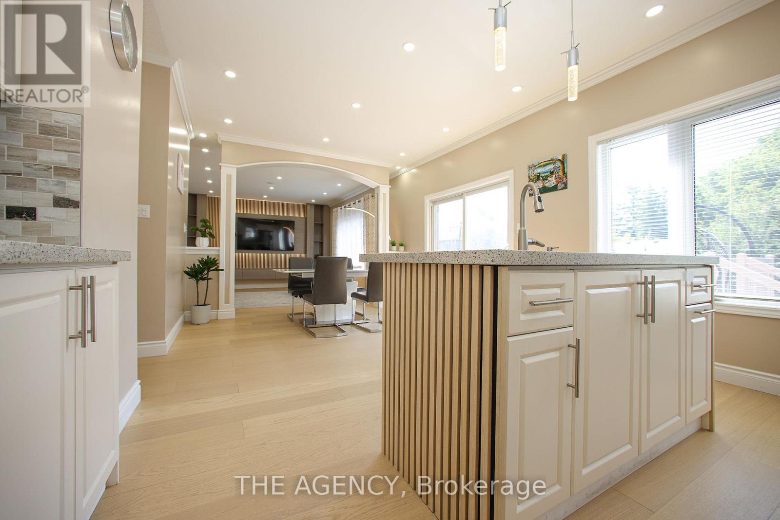 88 Glendower Crescent, Georgina, Ontario  L4P 0A1 - Photo 14 - N12395662