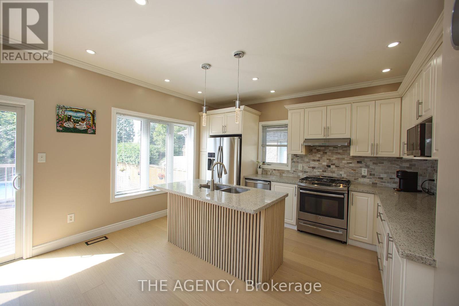 88 Glendower Crescent, Georgina, Ontario  L4P 0A1 - Photo 17 - N12395662