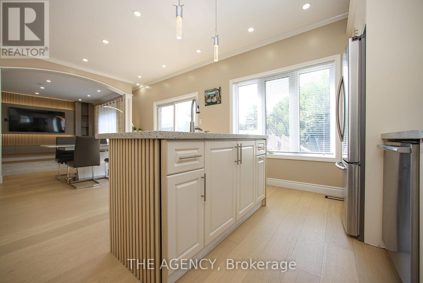 88 Glendower Crescent, Georgina, Ontario  L4P 0A1 - Photo 18 - N12395662